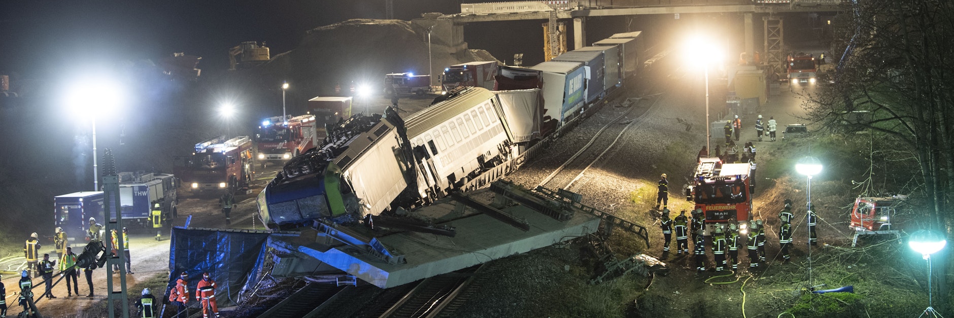 Feuerwehrfahrzeuge stehen um den verunglückten Zug. Bei einem Unfall eines Güterzugs in Auggen in der Nähe von Freiburg war am Donnerstagabend der Lokführer gestorben.