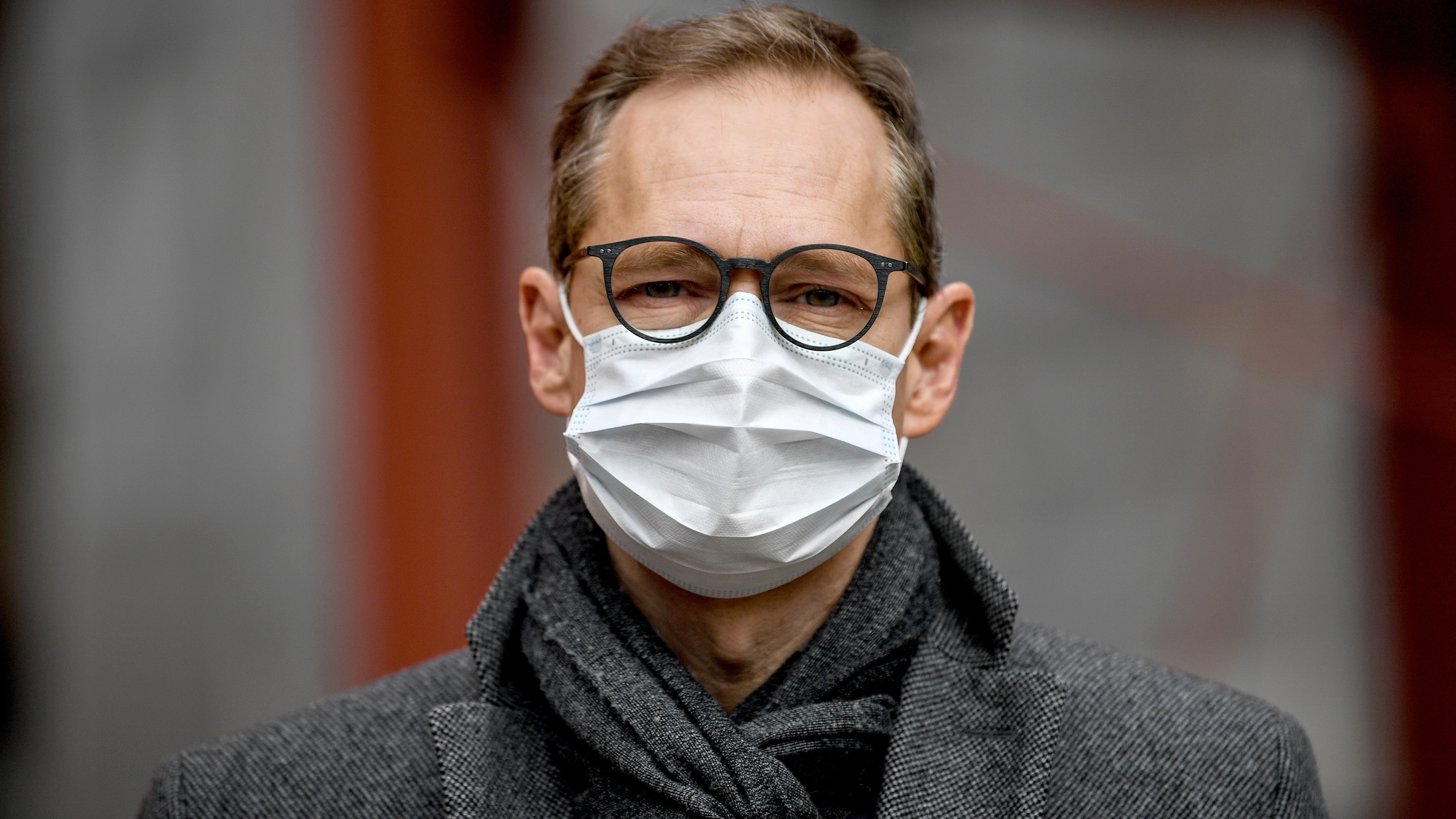Pressetermin mit Maskenpflicht: Der Regierende Bürgermeister Michael Müller (SPD) besuchte am Freitag die neue Covid-Station der Charité.&nbsp;