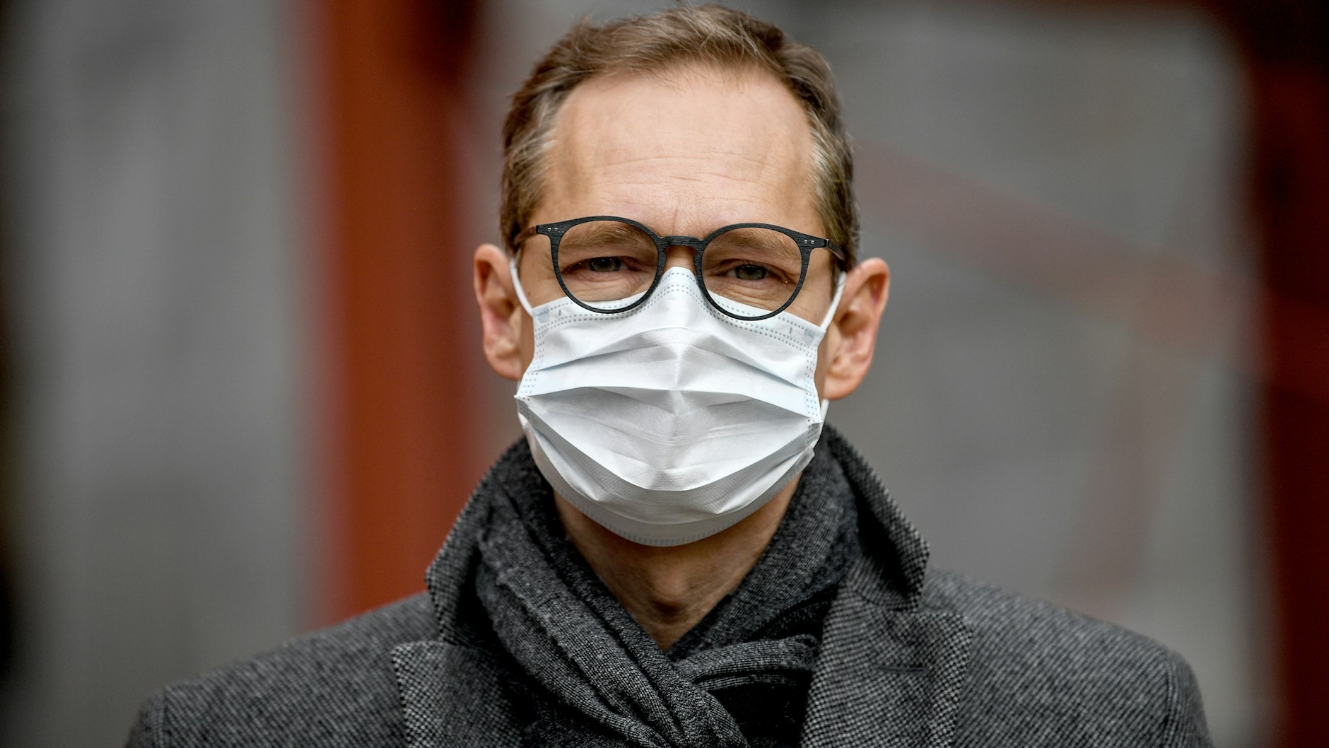 Pressetermin mit Maskenpflicht: Der Regierende Bürgermeister Michael Müller (SPD) besuchte am Freitag die neue Covid-Station der Charité. 