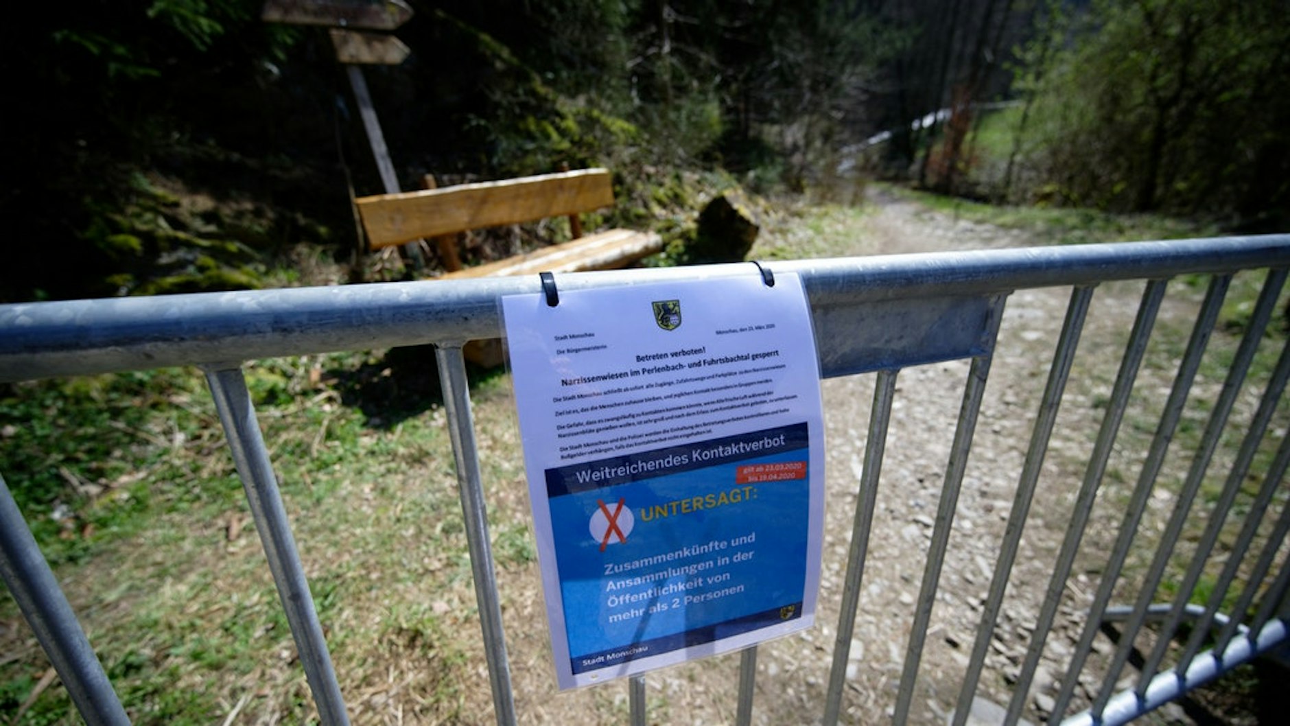 In Nordrhein-Westfalen blockiert eine Absperrung den Weg zu den Narzissenwiesen im Perlenbachtal. Die Parkplätze und Wanderwege sind in diesem Jahr für Besucher  gesperrt.
