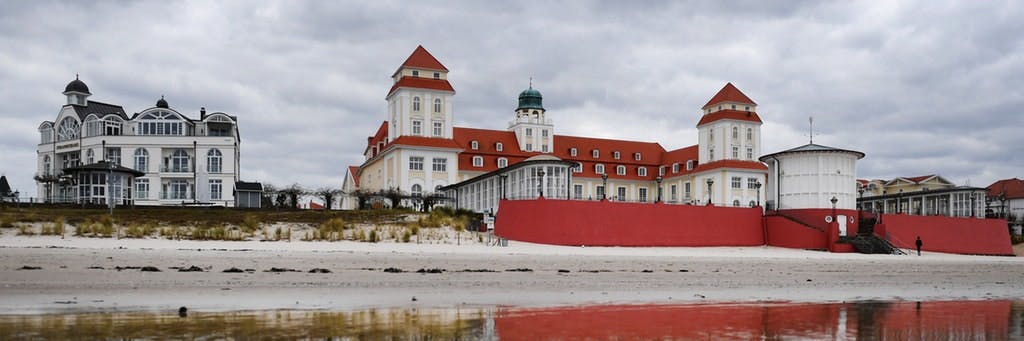 Der Ostseestrand in Binz auf der Insel Rügen ist menschenleer. Die Landesregierung hat Osterausflüge über die nähere Umgebung hinaus in Mecklenburg-Vorpommern verboten.