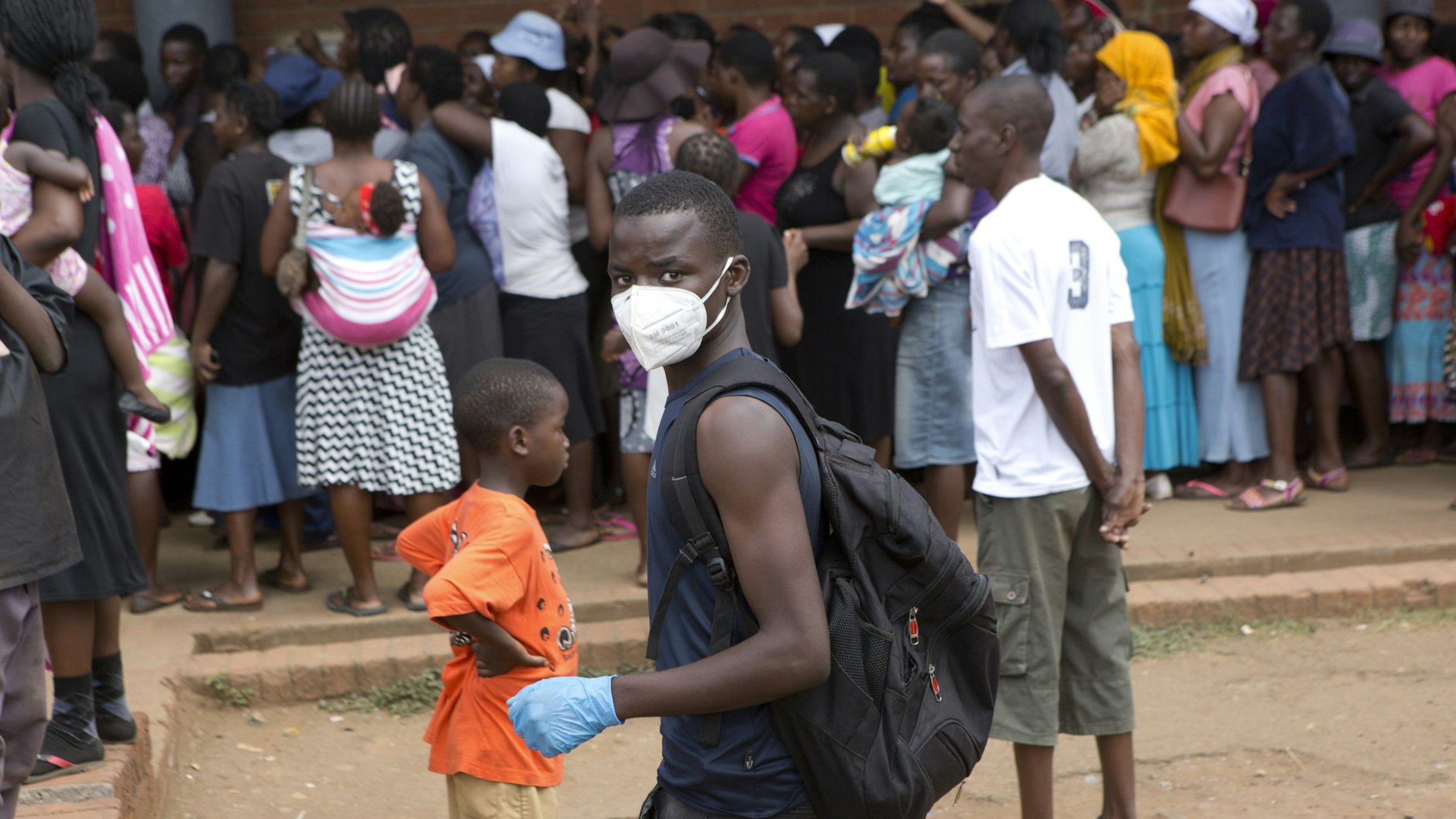 Menschen stehen in Simbabwes Hauptstadt Harare nach Lebensmitteln an.
