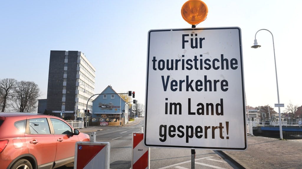 Ein Schild mit der Aufschrift "Für touristische Verkehre im Land gesperrt!" steht in Wolgast vor der Insel Usedom.