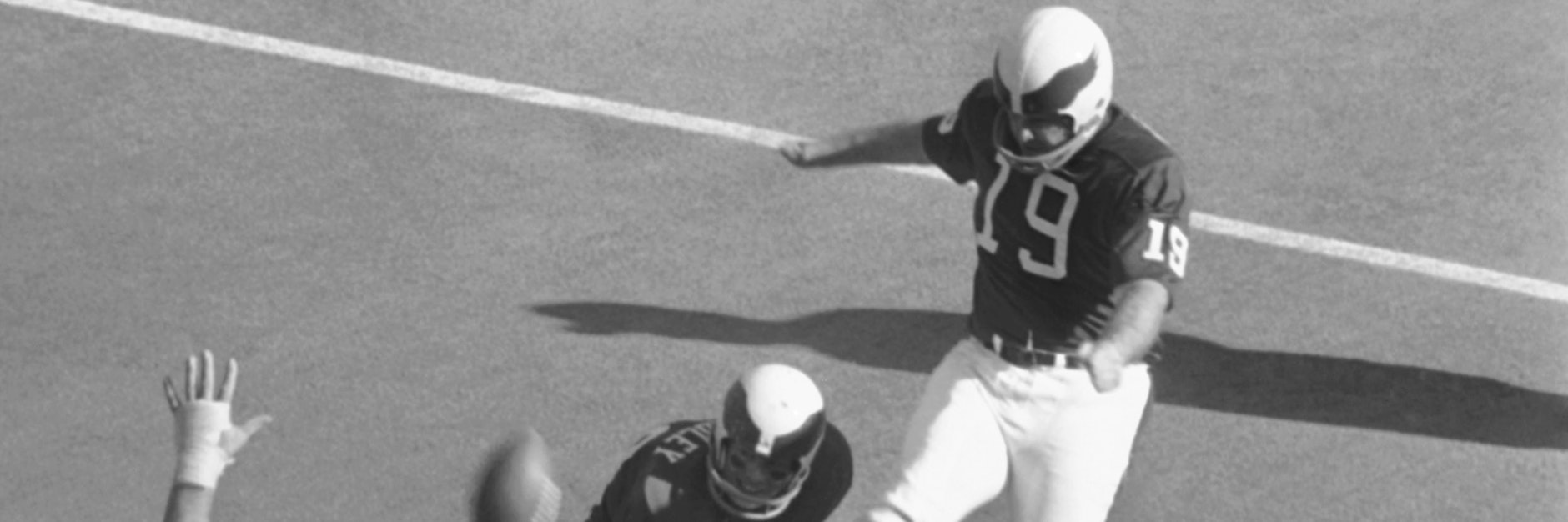 So kannten und liebten ihn die Fans. Tom Brady mit der Nummer 19 bei einem Fieldgoal. 1970 gelang ihm ein Versuch aus 63 Yards Entfernung. Erst 2013 löste ihn Matt Prattervon den Denver Broncos mit 64 Yards ab.&nbsp;