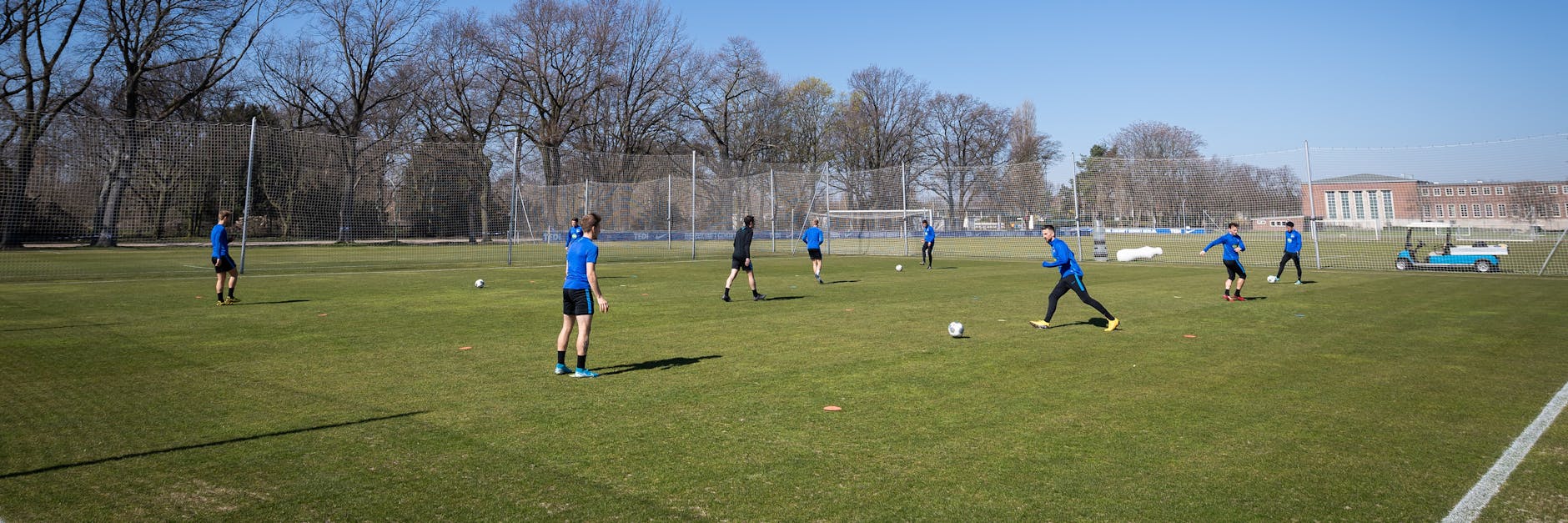 Hertha-Profis dürfen erstmals wieder auf den Platz, wahren aber immer den Corona-Abstand.