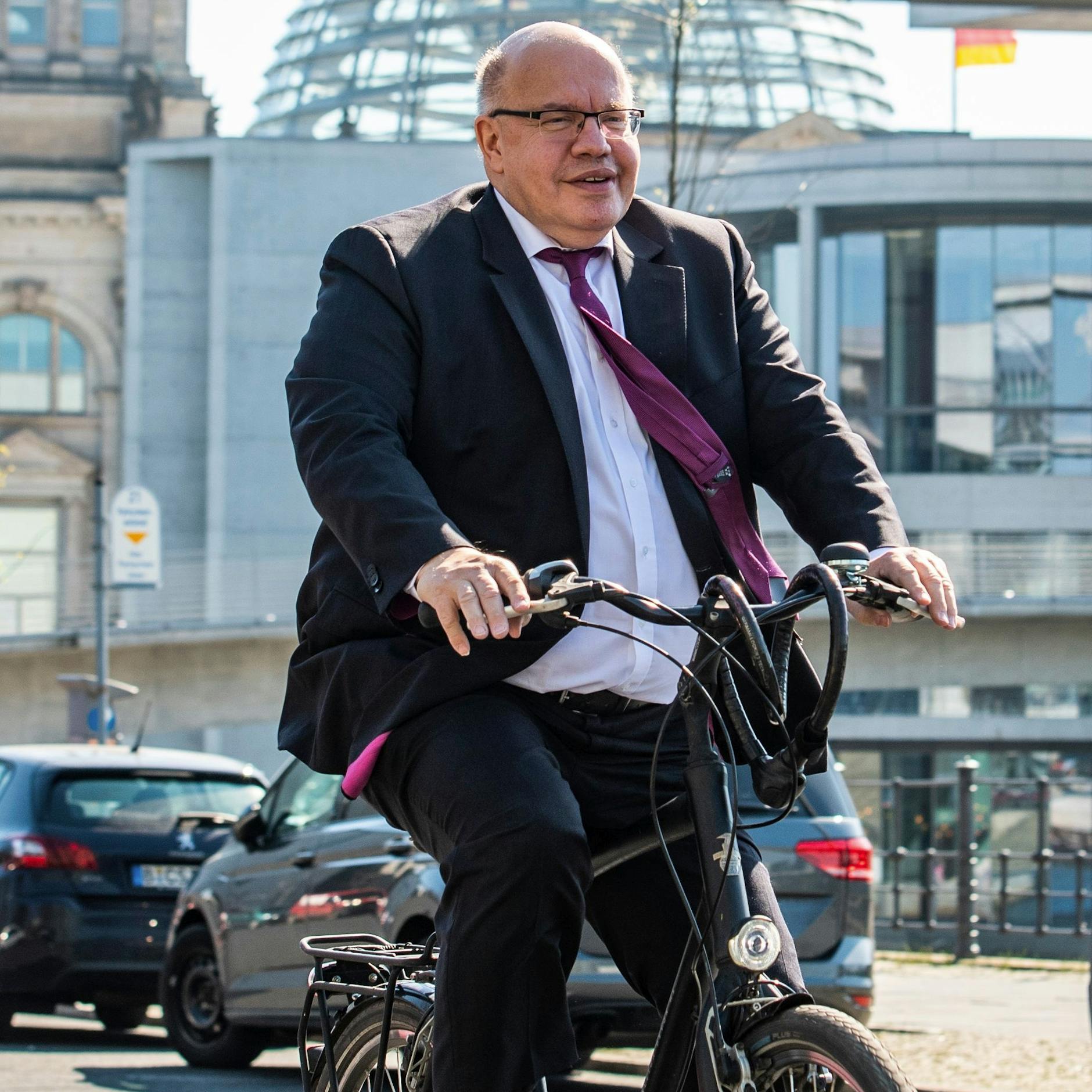 Wirtschaftsminister Peter Altmaier (CDU) radelt von der Pressekonferenz über die Kabinettsbeschlüsse zurück in sein Ministerium.