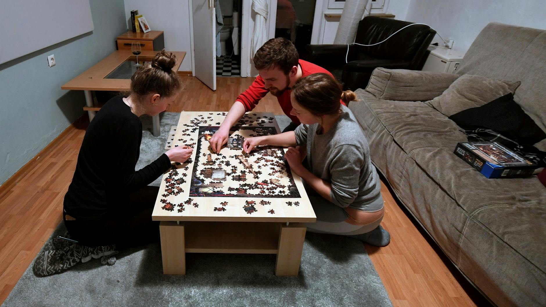 Puzzeln kann auch ein Gemeinschaftserlebnis sein, Spaß für die ganze Familie.