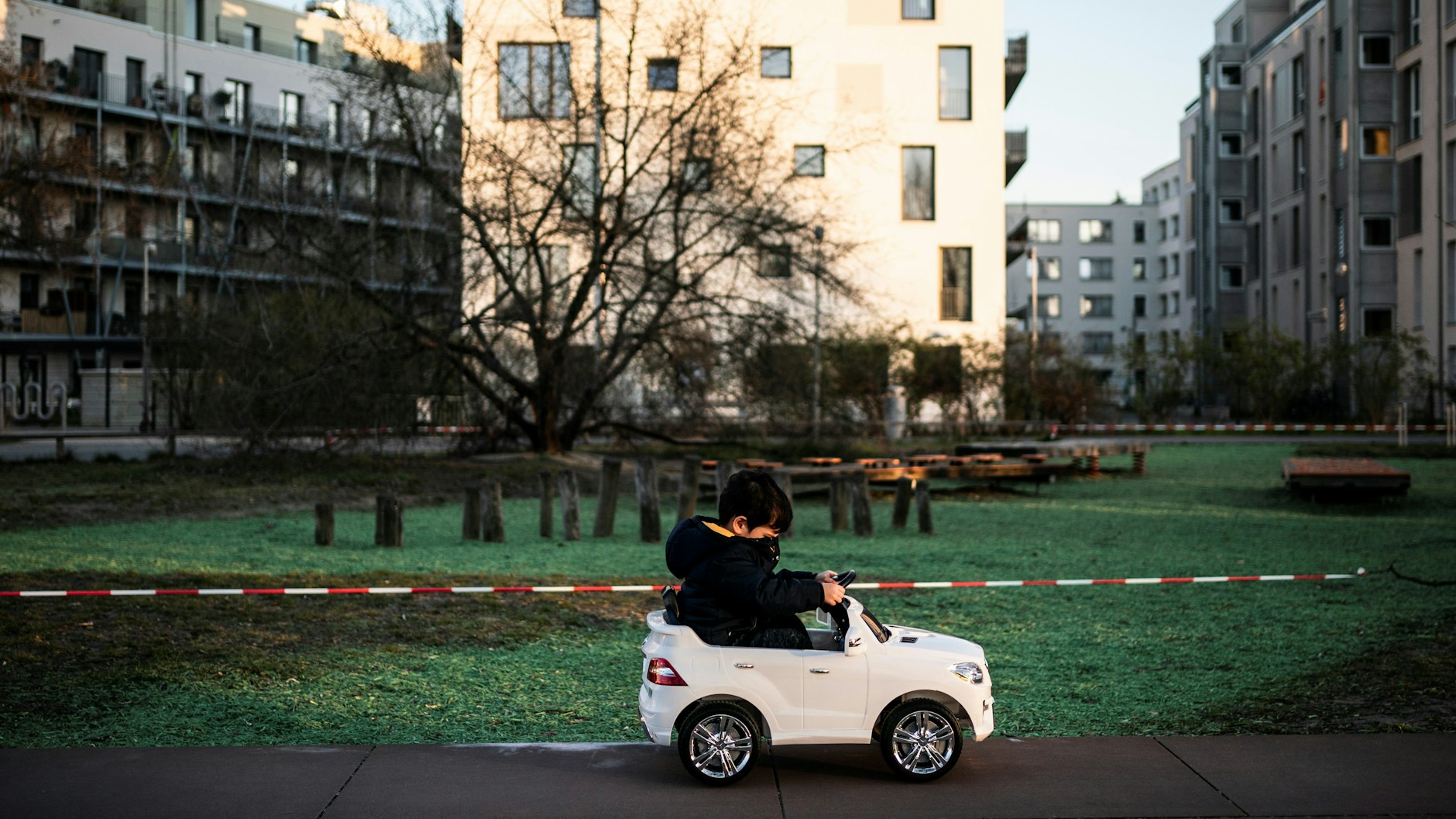 Gesperrter Spielplatz in Corona-Zeiten: „Die Überflussgesellschaft trägt sicher nicht zur Kreativität des Einzelnen bei.“
