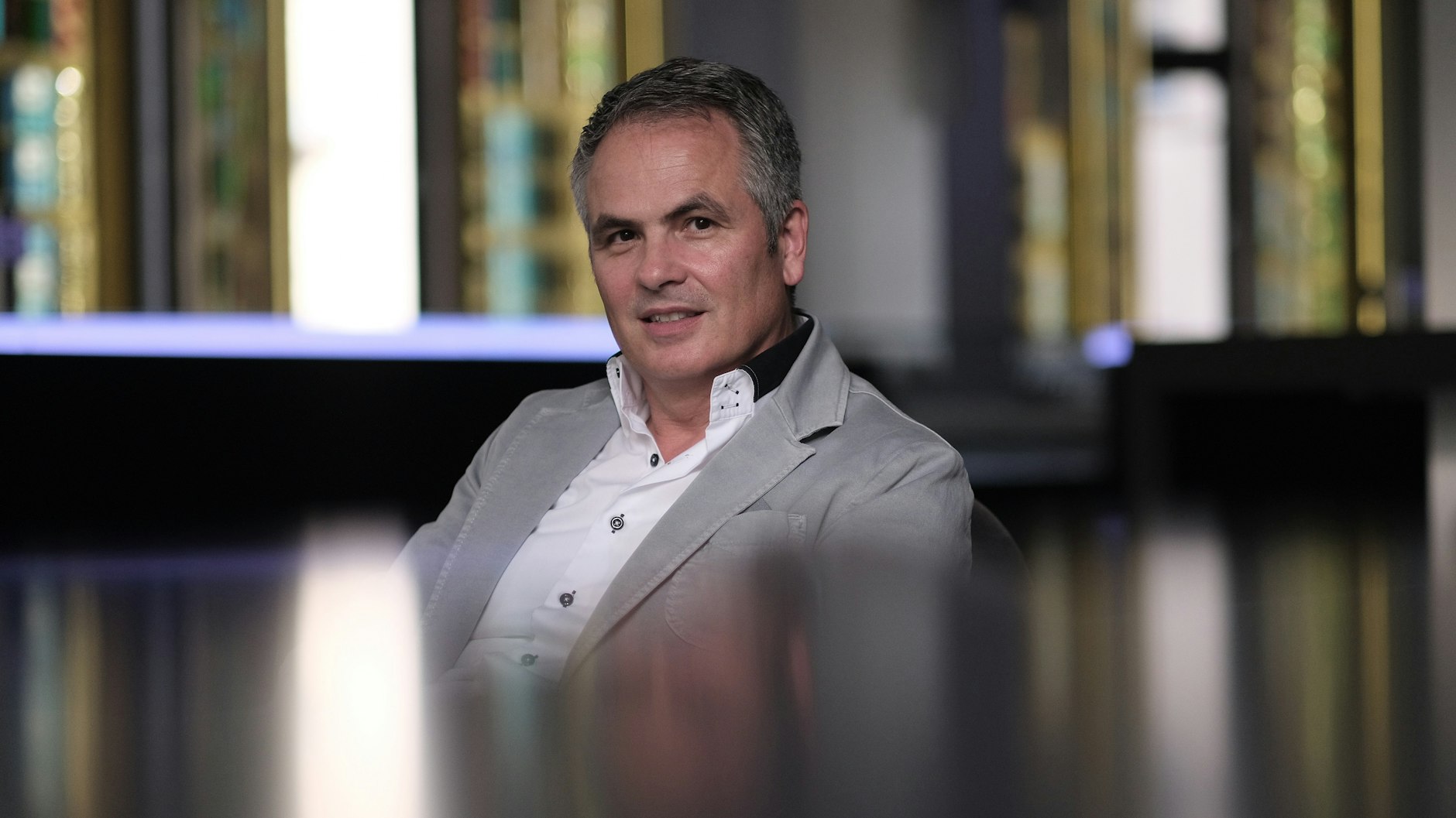 Berndt Schmidt ist der Intendant des Friedrichstadt-Palast.