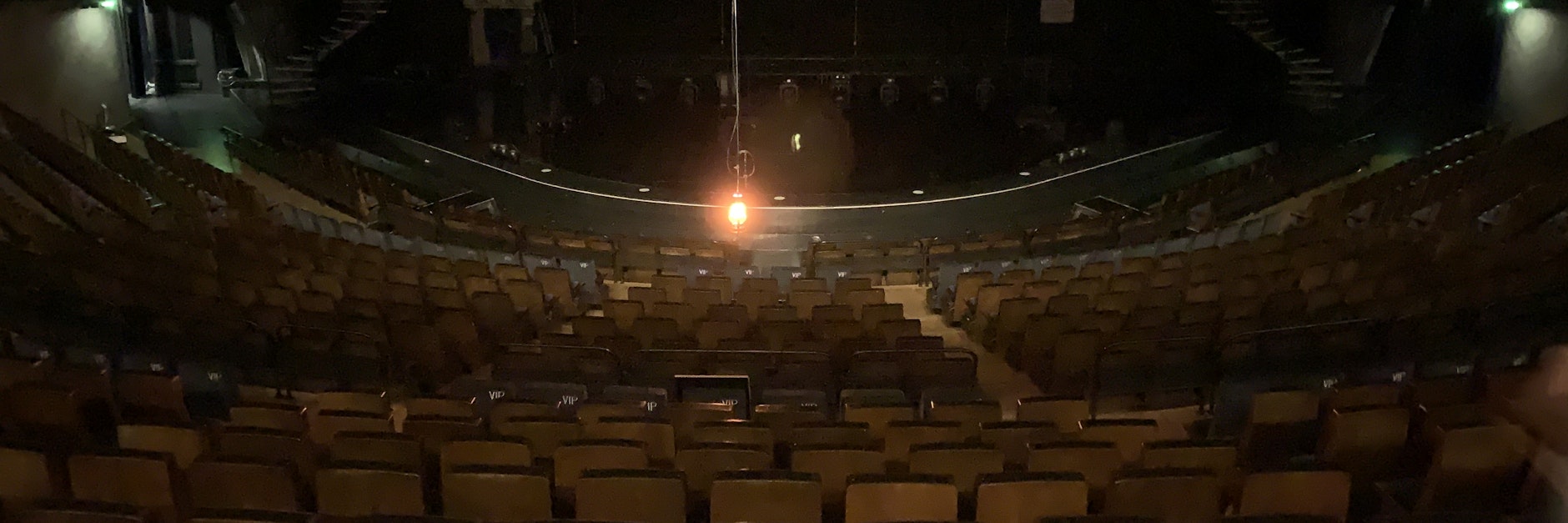 Das Geisterlicht im Saal des Friedrichstadt-Palast: Es soll die bösen Geister vertreiben und dafür sorgen, dass die guten irgendwann wieder die Bühne erobern können.