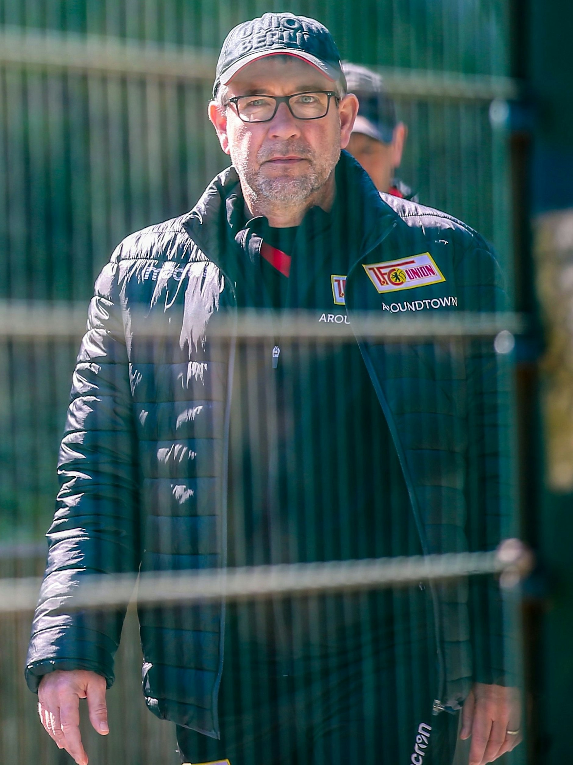 Unions Trainer Urs Fischer heute auf dem Gang zu den Trainingsplätzen hinter dem Stadion An der Alten Försterei.