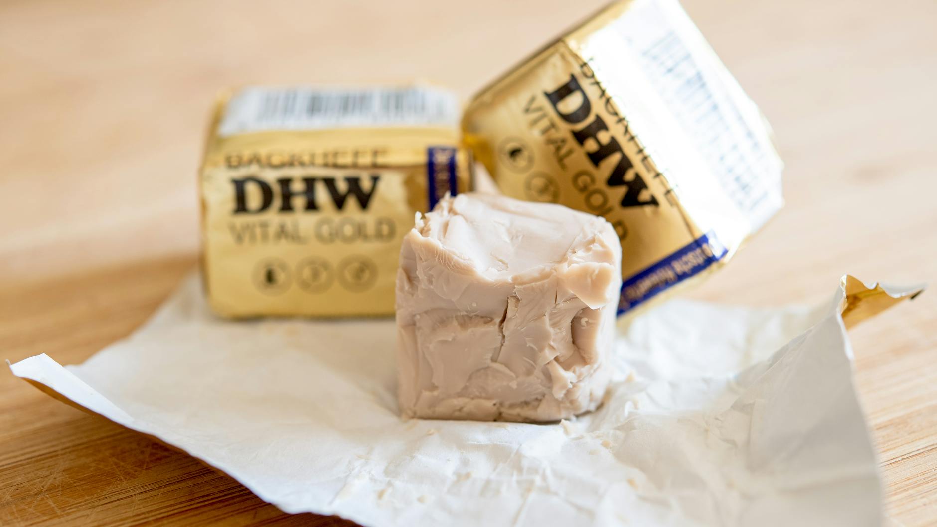 Hefe lässt den Teig aufgehen und macht ihn fluffig. Die Backzutat besteht aus Hefepilzen. 