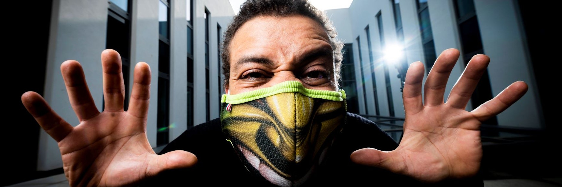 Der Franzose Simon Sow mit einer von seinem Startup Mask Generation gefertigten, wiederverwendbaren FFP3-Maske.