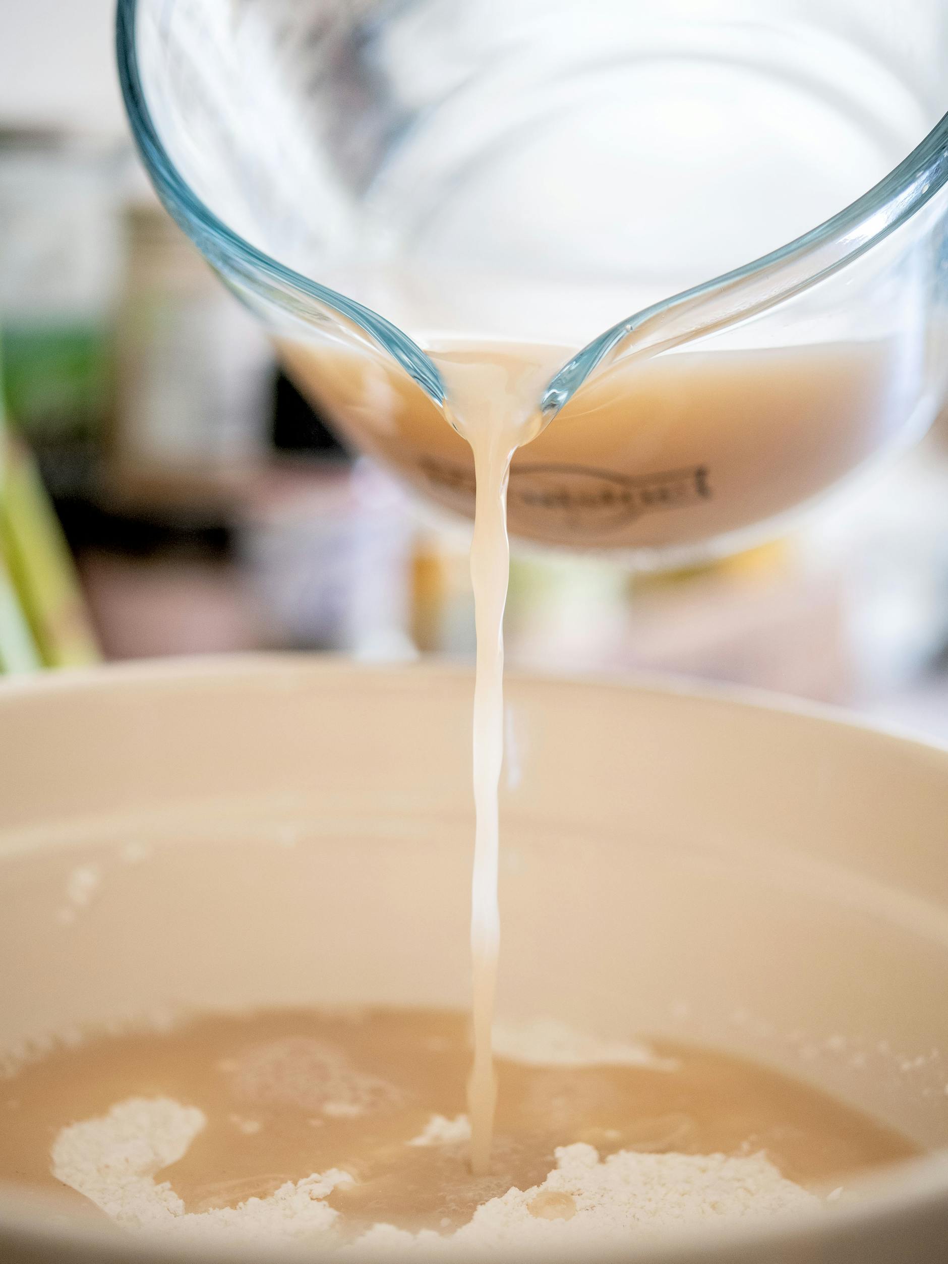 Wer Hefe zu Hause hat, kann deren Triebleistung auch vermehren indem man die Hefe mit Mehl und Wasser zu einem Teig ansetzt.