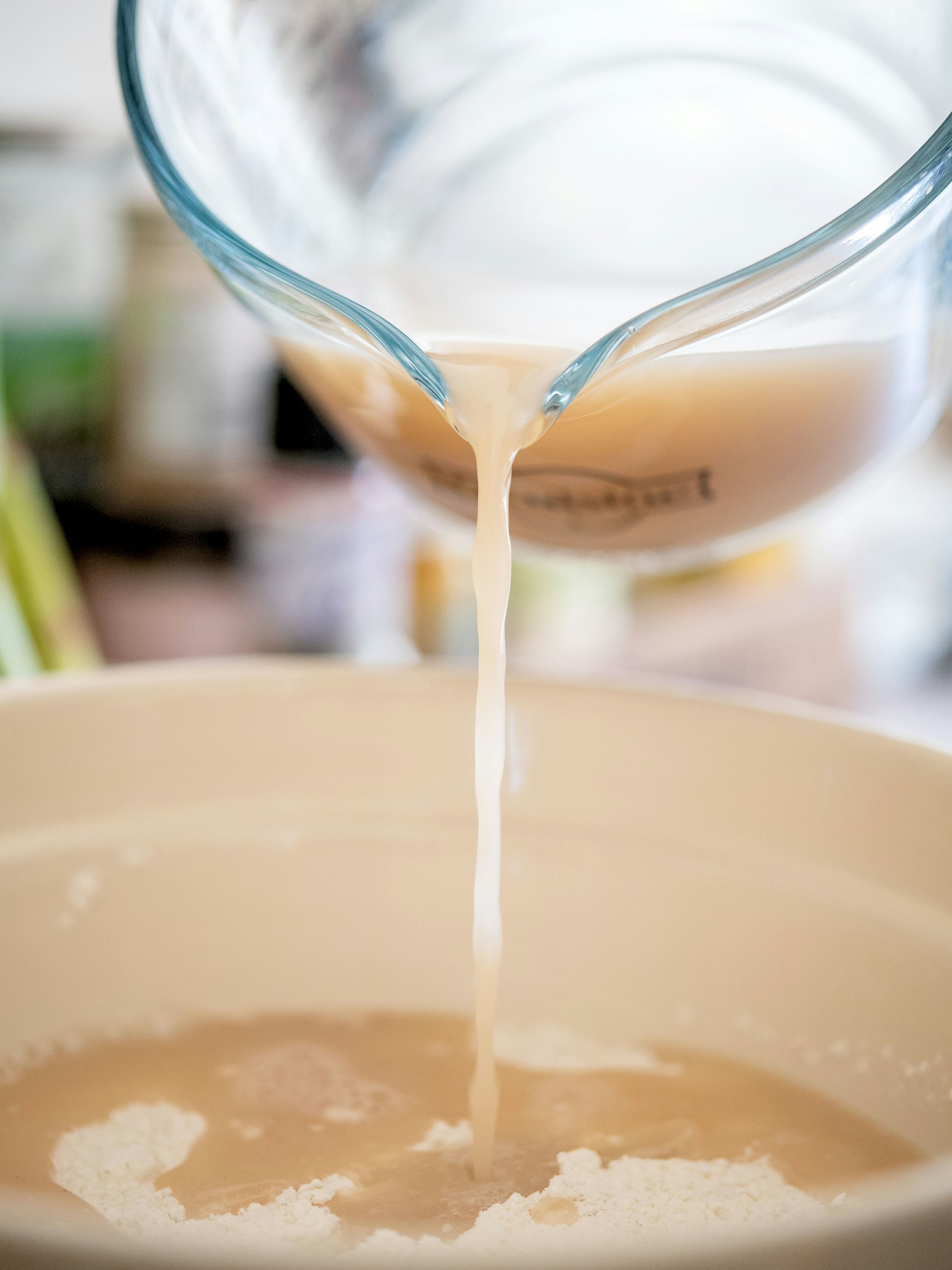 Wer Hefe zu Hause hat, kann deren Triebleistung auch vermehren indem man die Hefe mit Mehl und Wasser zu einem Teig ansetzt.