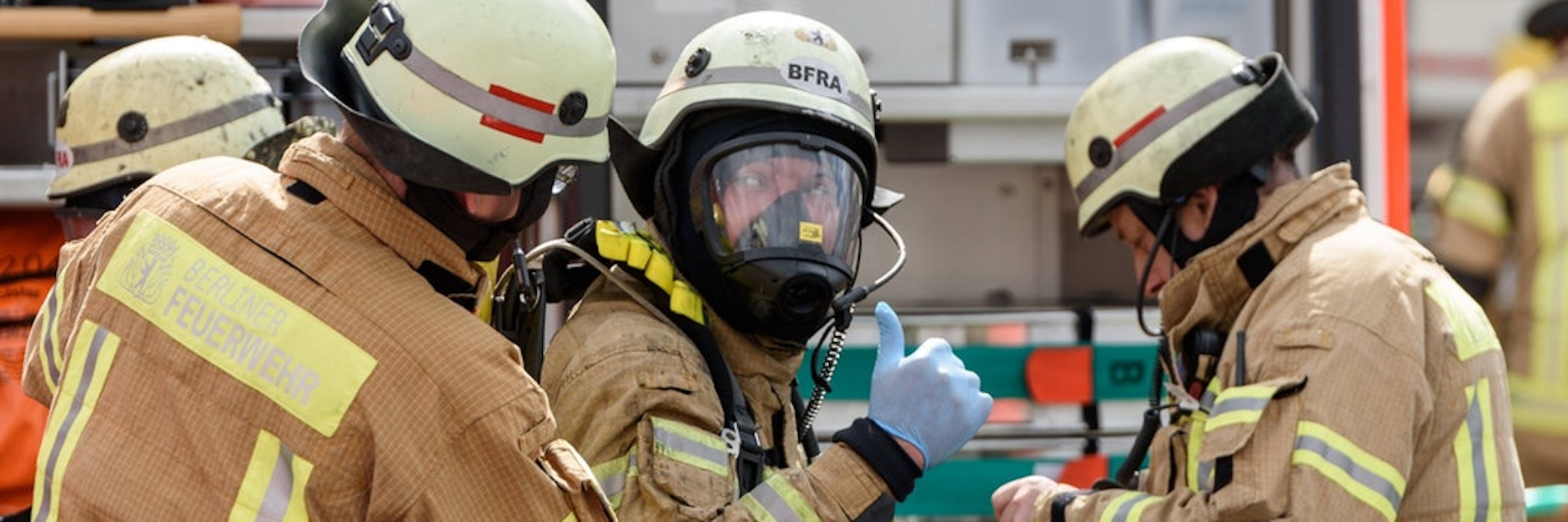 Feuerwehrleute im Einsatz bei einem Wohnungsbrand