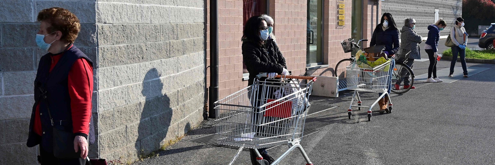 Supermarktschlange in Canonica d'Adda: Es ist einer der Wochentage, an denen ausschließlich Frauen einkaufen gehen dürfen.