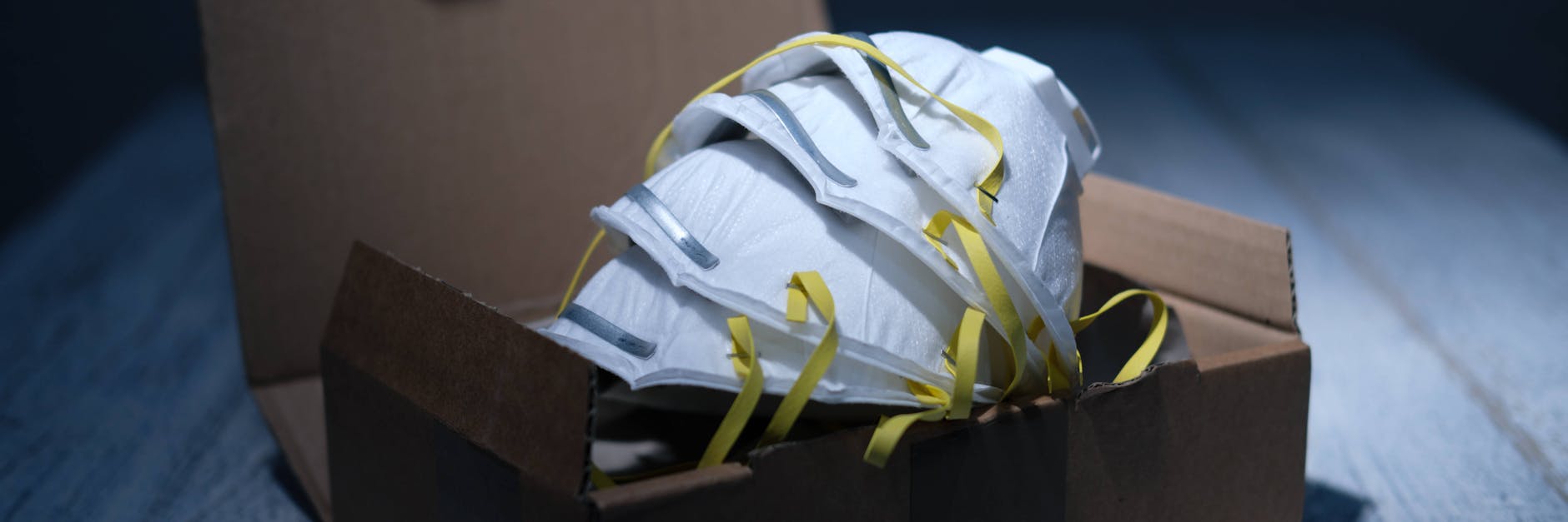 Ein Paket mit Schutzmasken (Symbolbild).