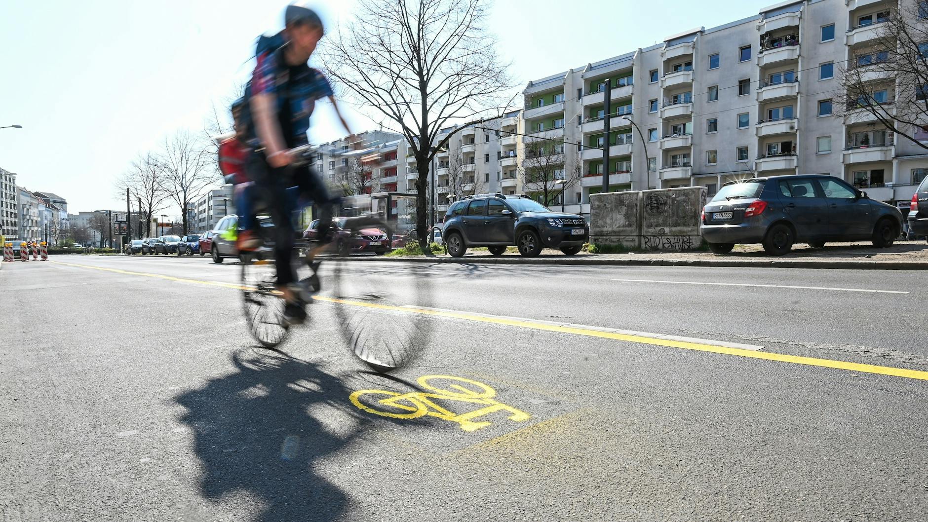 Auch hier geht es zügig und sicher voran: der neue temporäre Radfahrstreifen auf der Petersburger Straße in Friedrichshain.