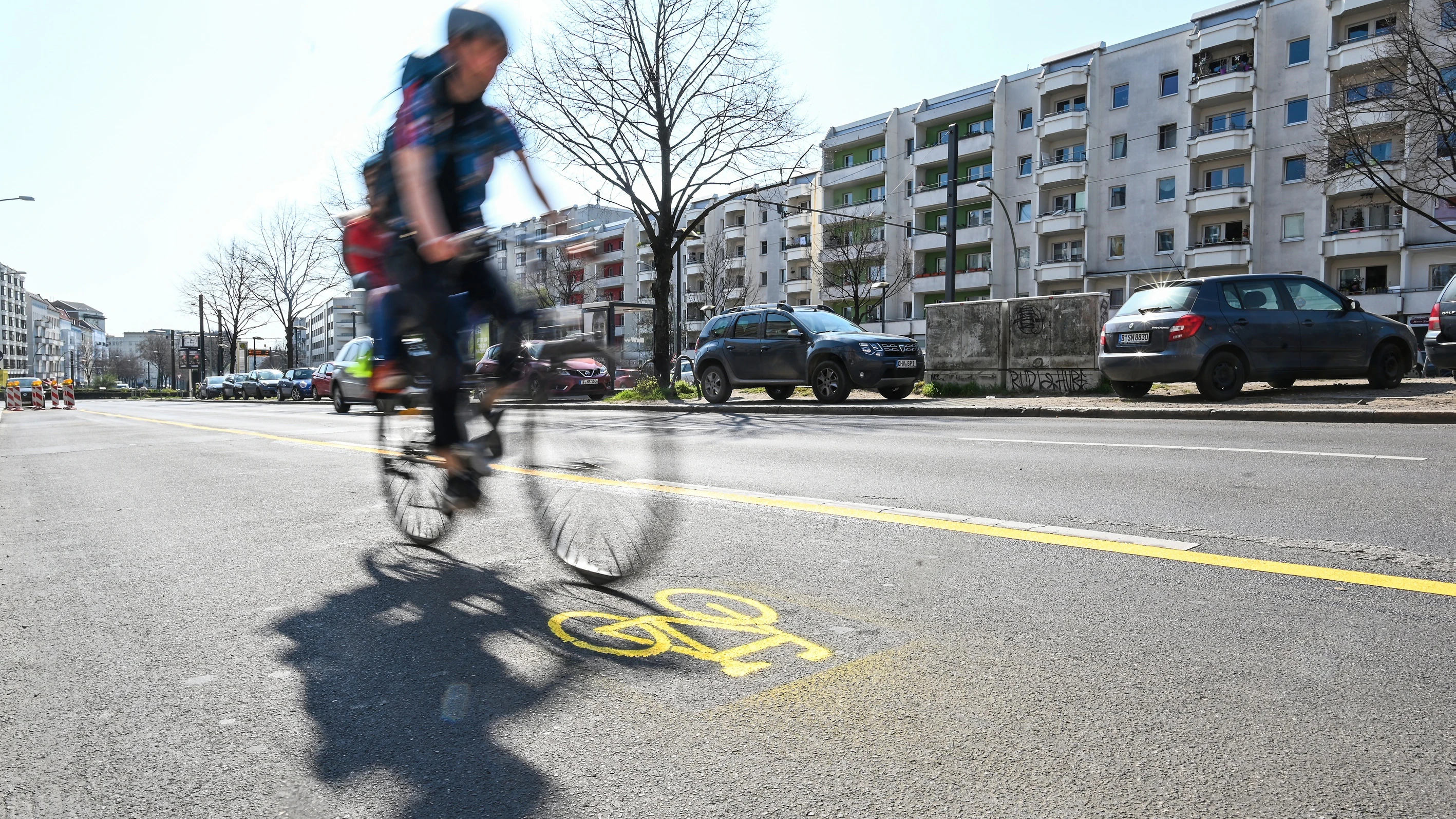 Die Krise bietet auch Chancen. Das Bezirksamt Friedrichshain-Kreuzberg nimmt sie wahr und markiert provisorische Radfahrstreifen - wie hier an der Petersburger Straße in Friedrichshain.
