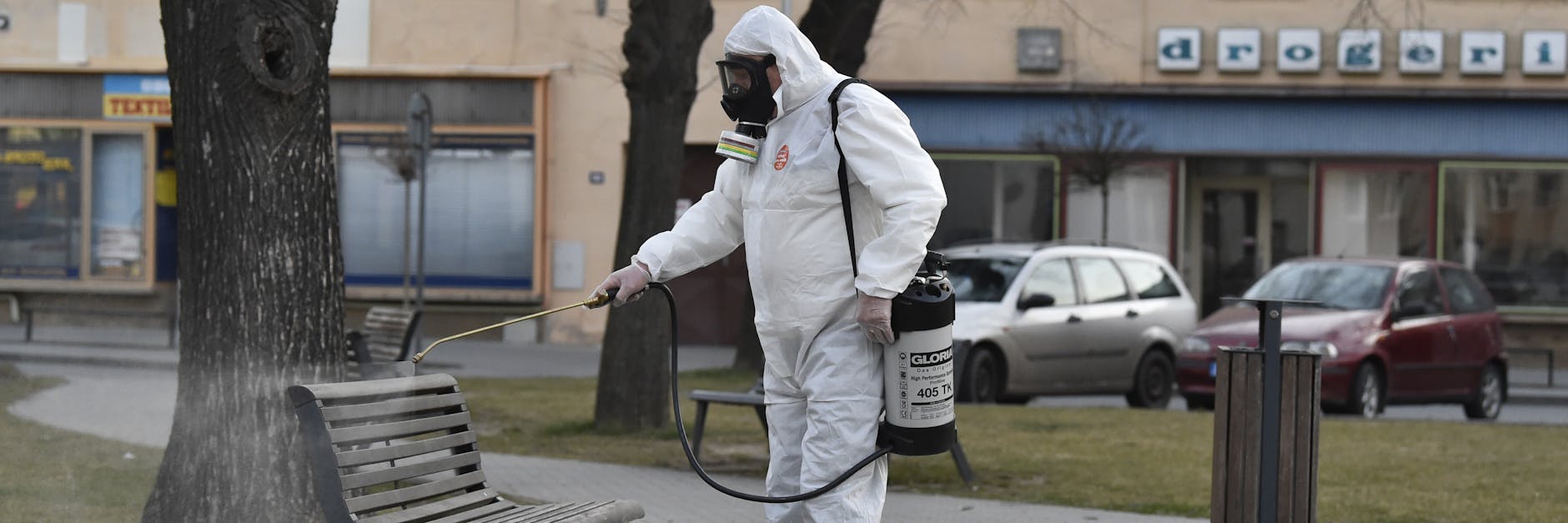 Im tschechischen Hulín wird eine Parkbank desinfiziert.