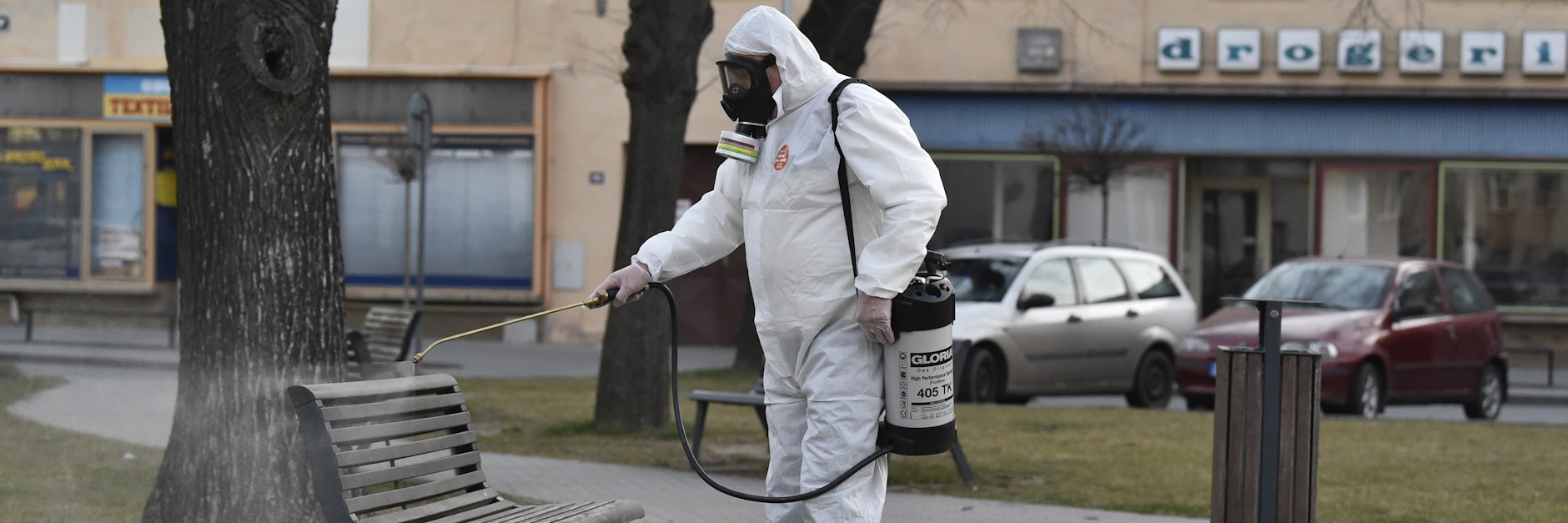 Im tschechischen Hulín wird eine Parkbank desinfiziert.