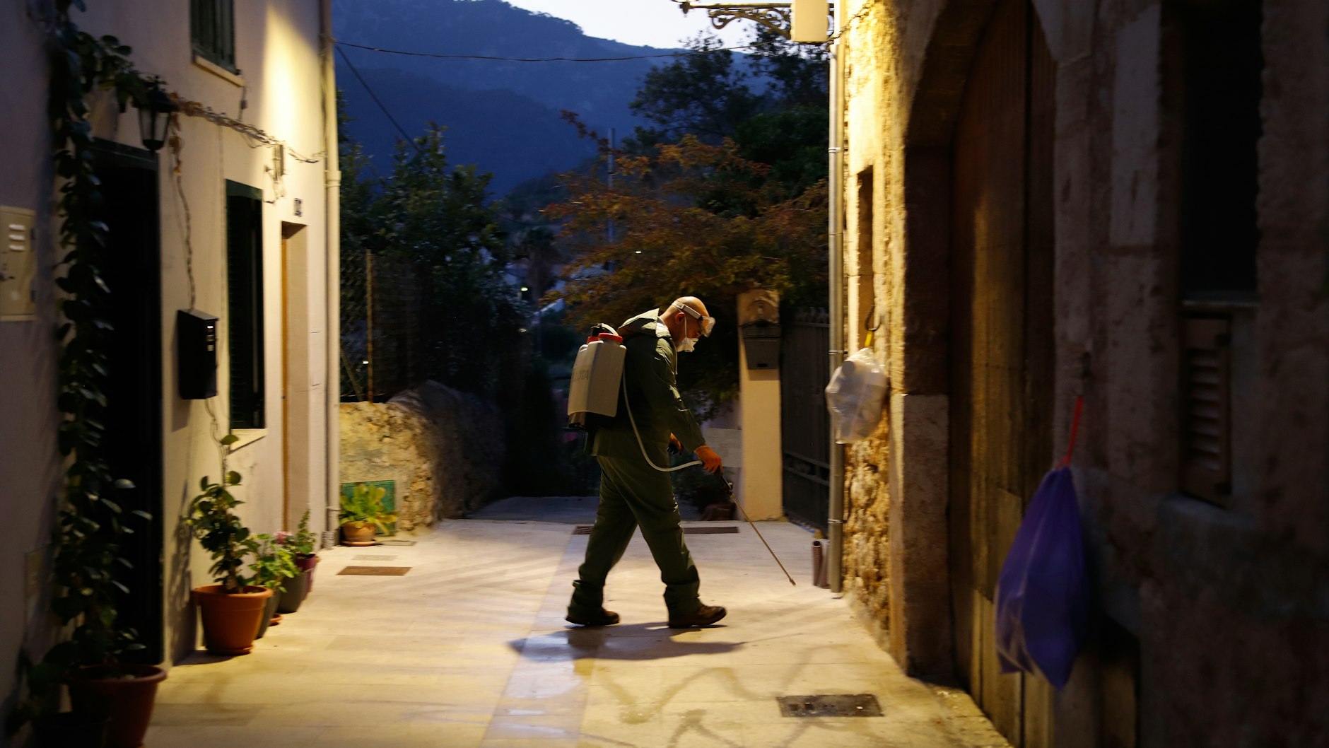 Freiwillige und Ladenarbeiter desinfizieren die Straßen des Dorfes Bunyola