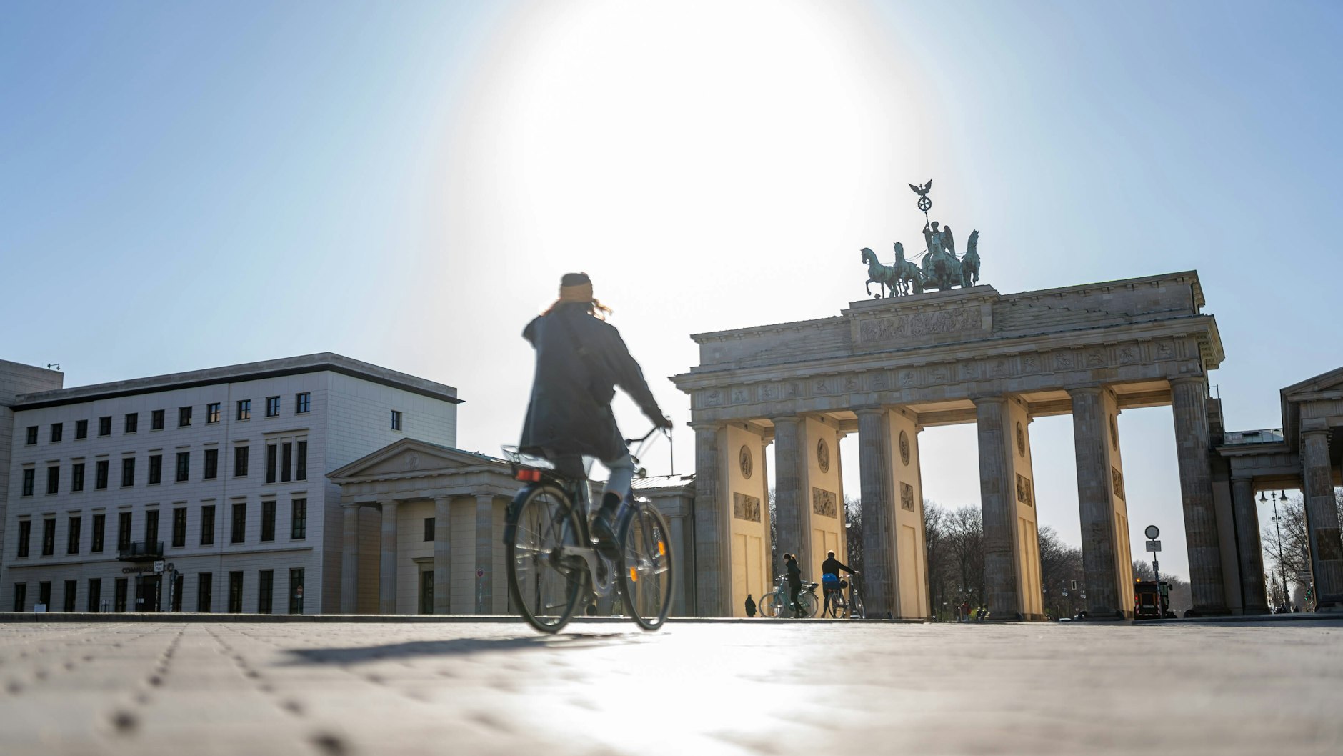 Das Brandenburger Tor im Zeichen der Coronakrise. Doch inzwischen steigt die Zahl der Passanten wieder an.