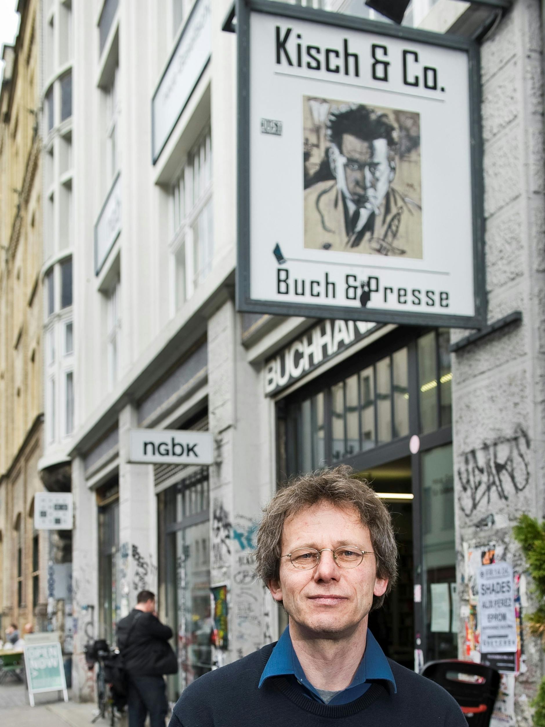 Thorsten Willenbrock vor seinem Buchladen in der Oranienstraße. 