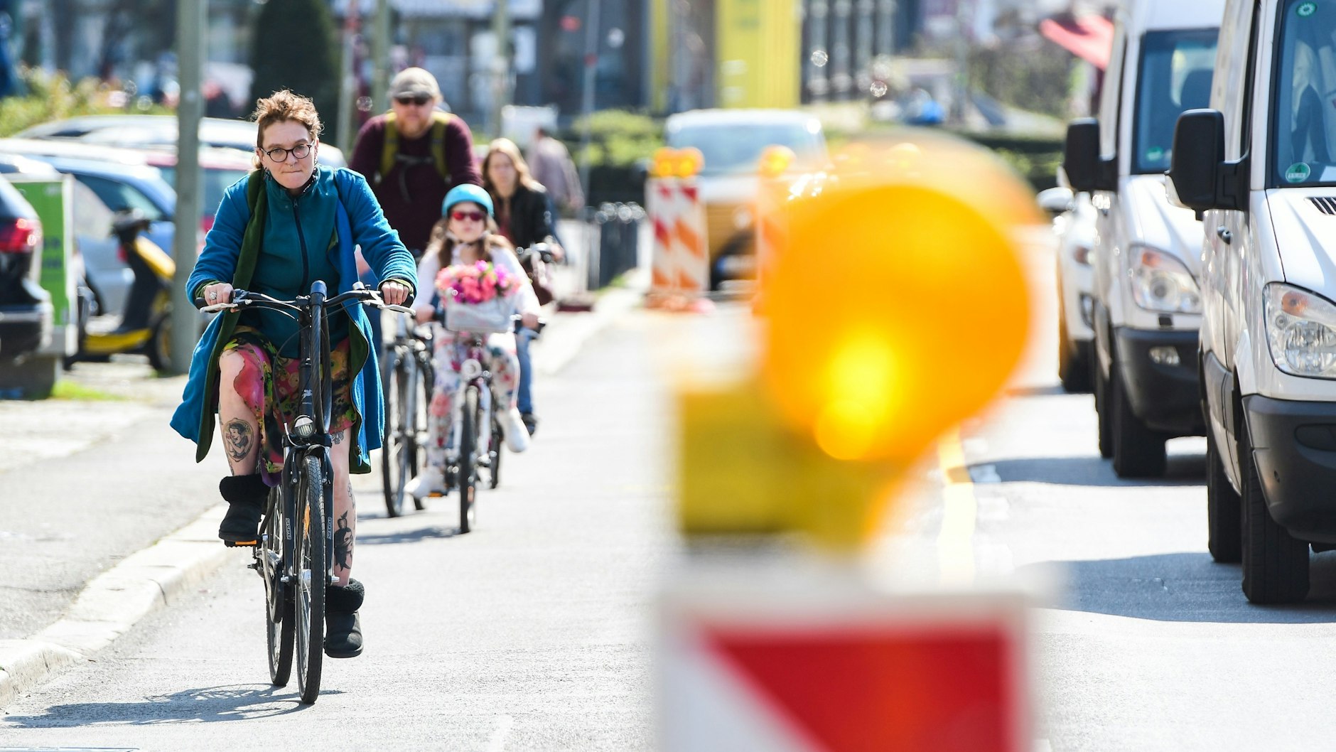 Sicher unterwegs: Der provisorische Radfahrstreifen auf der Petersburger Straße in Friedrichshain wird am ersten Tag gut genutzt.