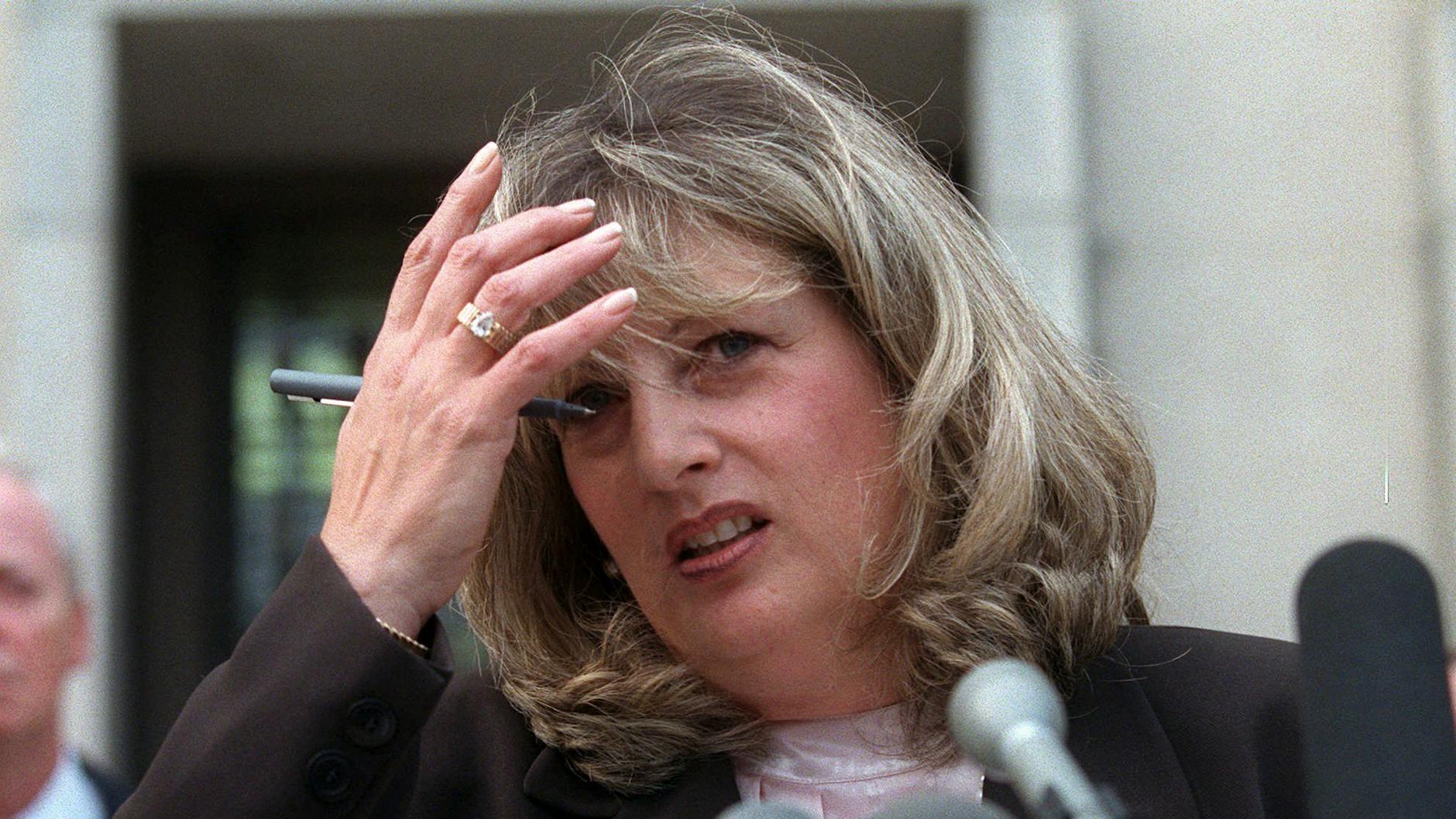 Linda Tripp spricht mit Journalisten vor dem Bundesgericht in Washington (Archivfoto).