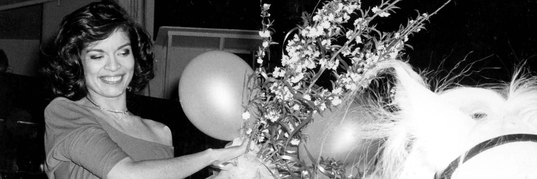 Bianca Jagger reitet mit einem weißen Pferd in das Studio 54. Dort befreundete sie sich auch mit Andy Warhol.