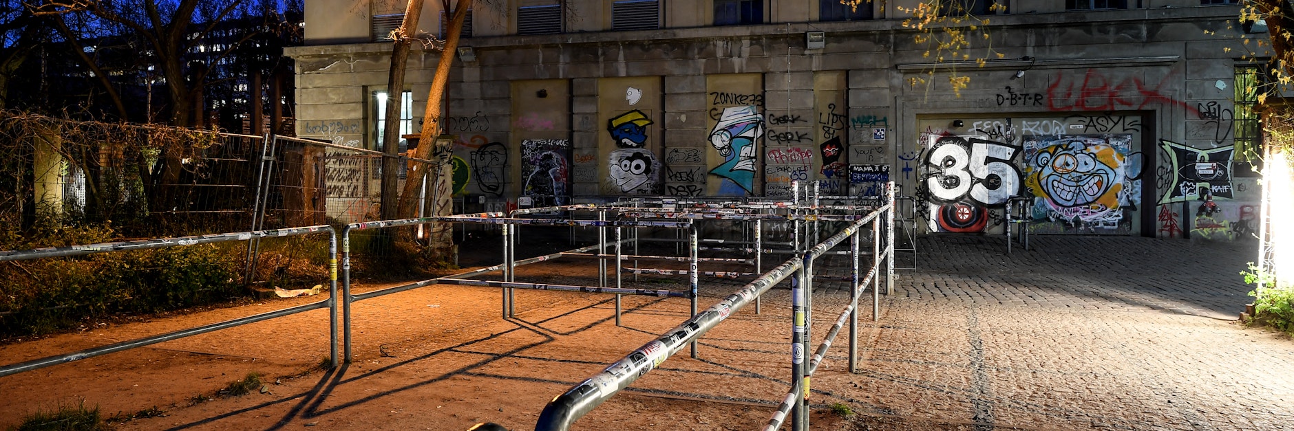 Der verlassene Vorplatz vor dem derzeit geschlossenen Club «Berghain». 