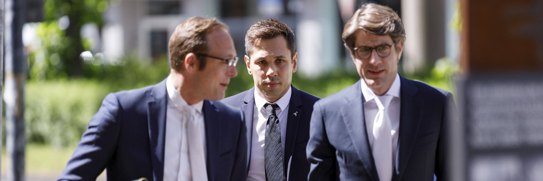 Felix Sturm, Ex-Weltmeister im Mittelgewicht, mit seinen Anwälten Nils Kröber (r.) und Andreas von Dahlen (l.) auf dem Weg zum Landgericht Köln.