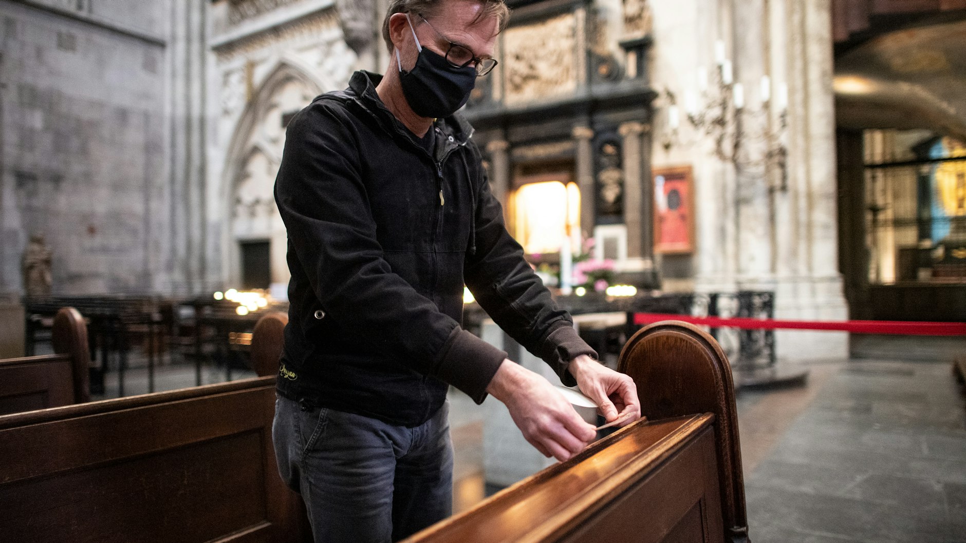 Mit Maske im Dom: In Köln dürfen wieder Gottesdienste stattfinden.