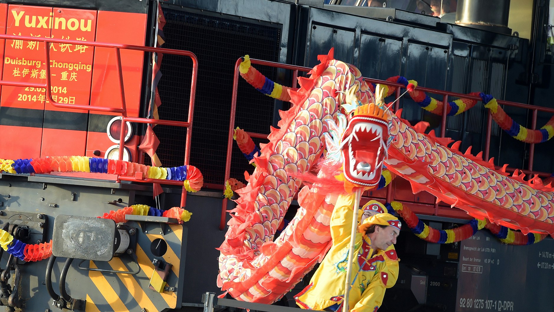 29.03.2014, Nordrhein-Westfalen, Duisburg: Die Ankunft des «Yuxinou»-Zuges wird bei der Einfahrt in den Duisburger Hafen gefeiert.