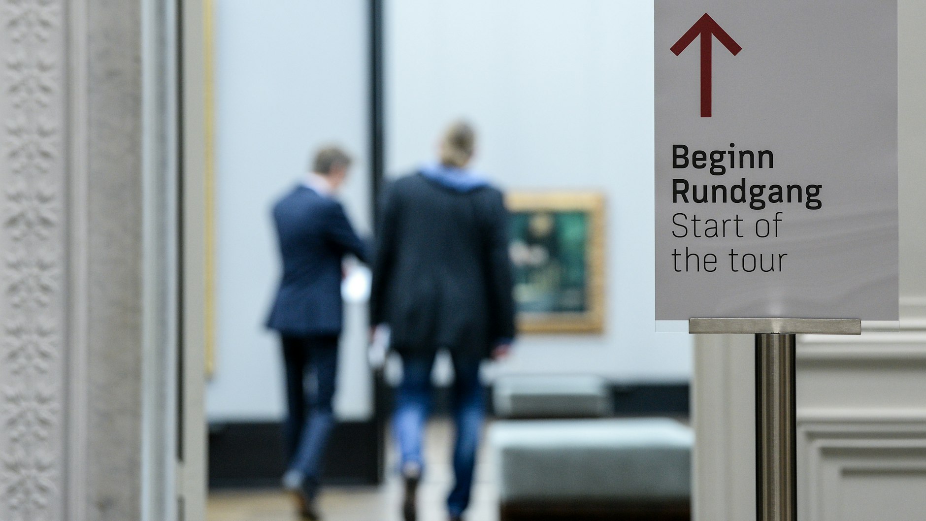 Ein Schild weist in der noch geschlossenen Alten Nationalgalerie den Weg. Am Dienstag öffnen mit Alter Nationalgalerie, Altem Museum, Pergamon-Panorama und Gemäldegalerie die ersten Staatlichen Museen nach den Corona-Schließungen.