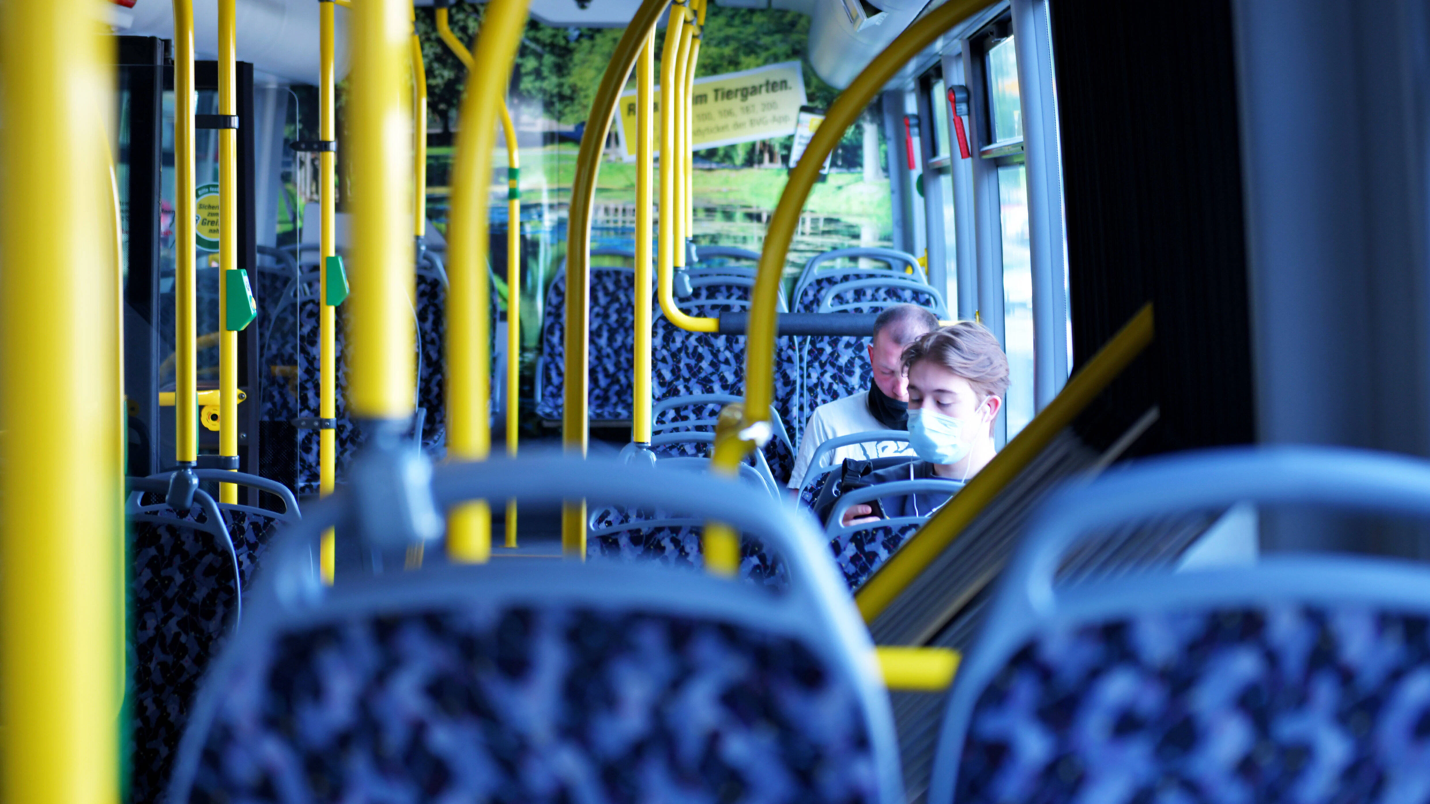 Zwei junge Männer in einem Bus der BVG.