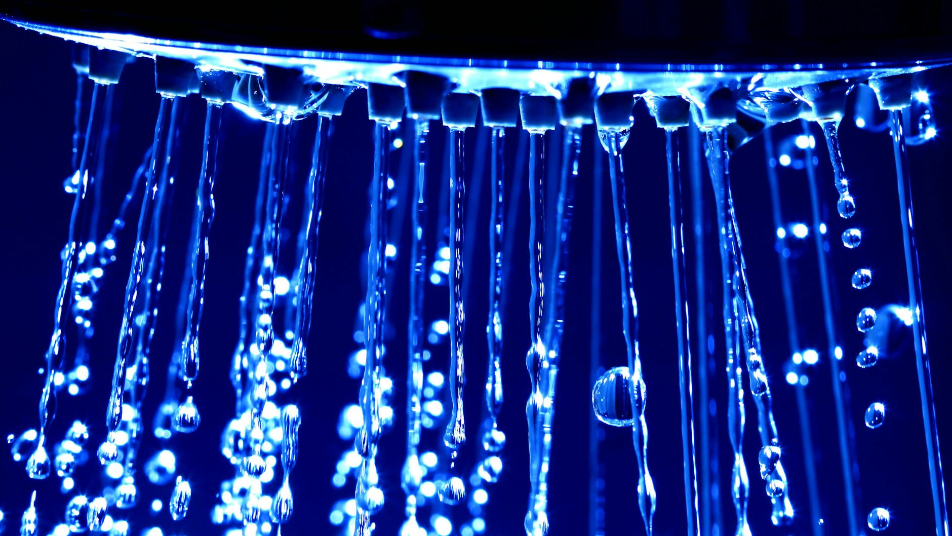 Bakterienhaltiges Wasser etwa beim Duschen kann gefährlich sein.