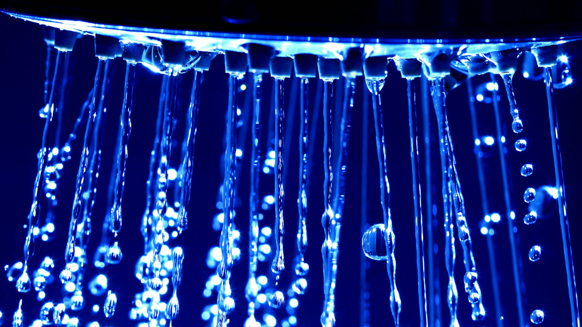 Bakterienhaltiges Wasser etwa beim Duschen kann gefährlich sein.