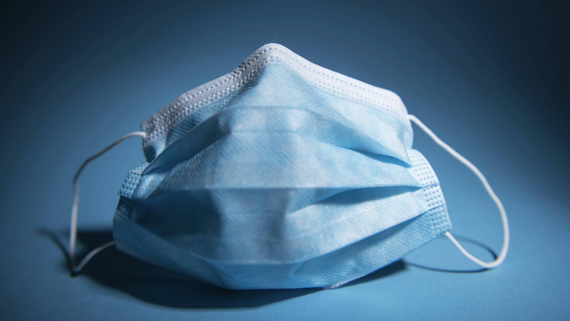 Ein Mundschutz soll gegen die Infektionsgefahr helfen. 