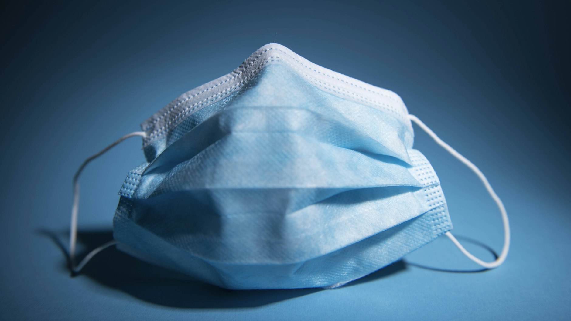 Ein Mundschutz soll gegen die Infektionsgefahr helfen.&nbsp;