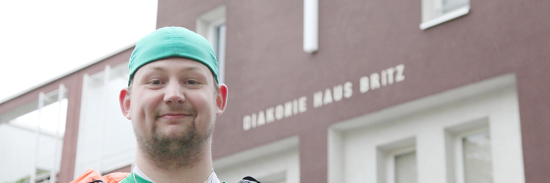 Jens Kielmann wandert von Berlin nach Echthausen, um Spenden zu sammeln.