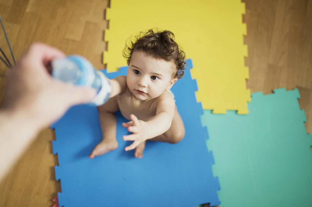 In Baby- und Kindertees soll Zucker künftig verboten sein