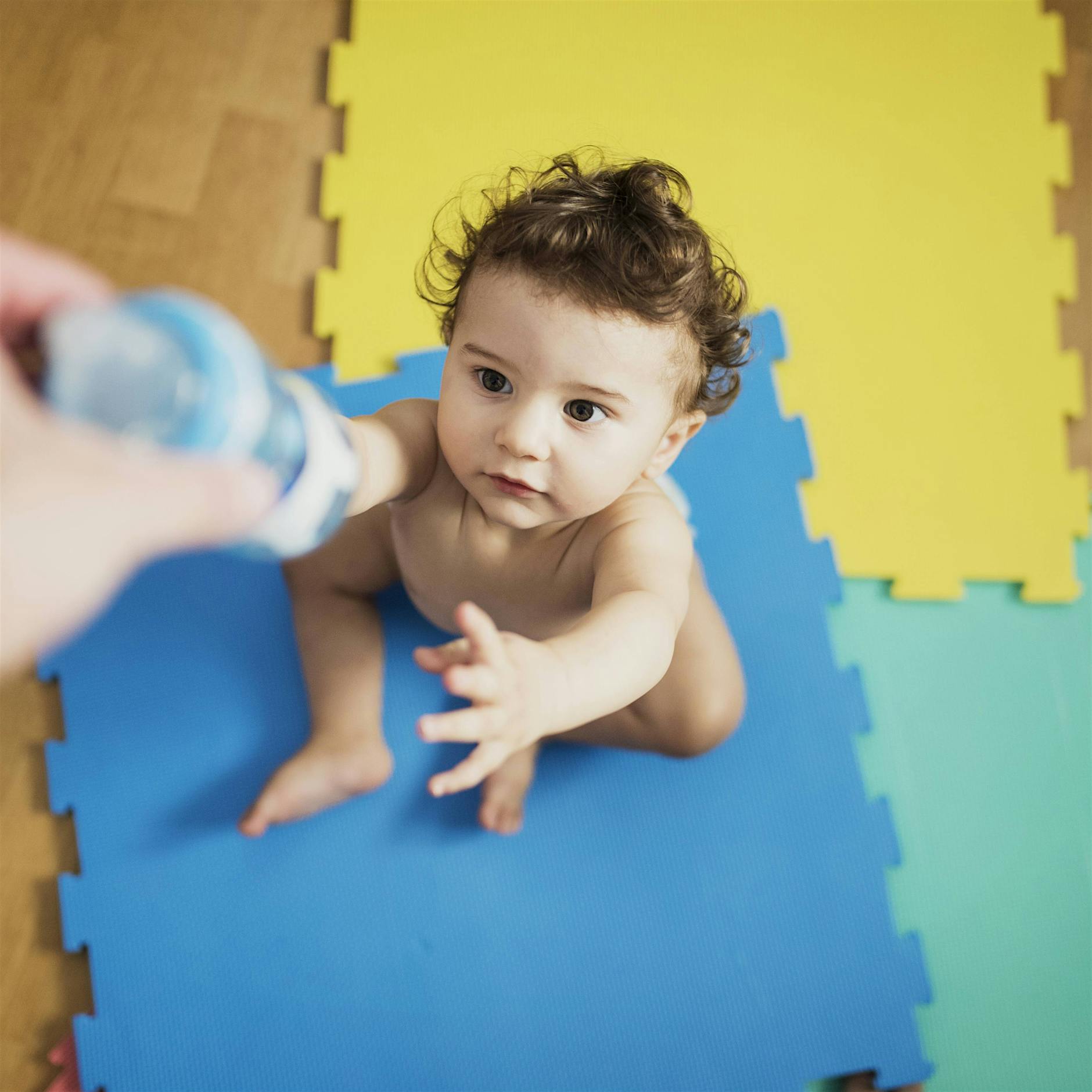 In Baby- und Kindertees soll Zucker künftig verboten sein