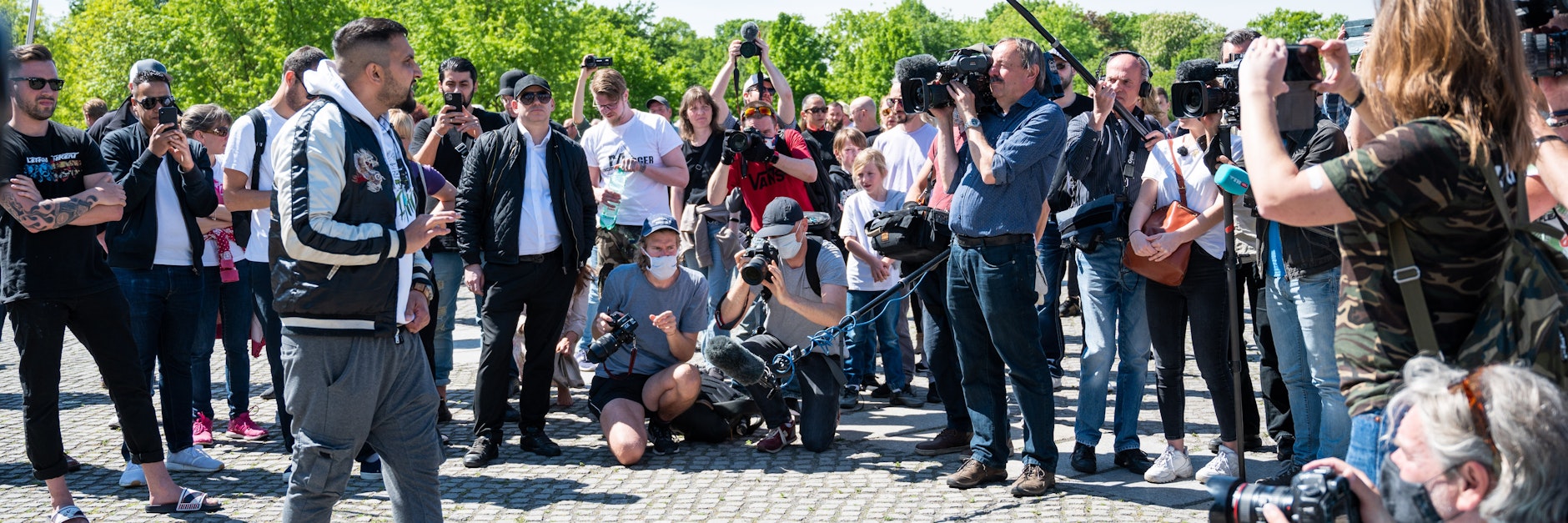 Der Berliner Koch Attila Hildmann bei einer Demo vor dem Reichstag. Er ist ein Wortführer der Corona- Leugner, drohte damit, in den „Untergrund“ zu gehen.