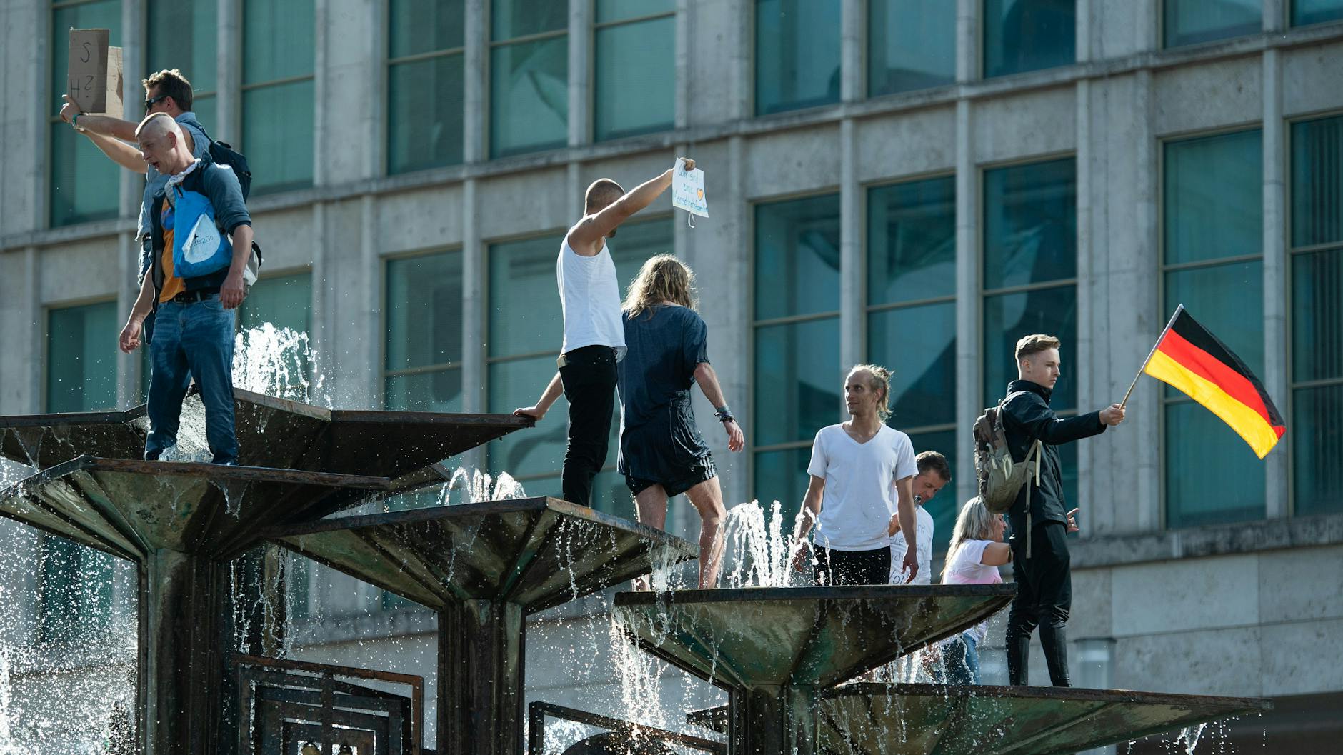 Demonstranten besetzen den „Brunnen der Völkerfreundschaft“ am Alexanderplatz.