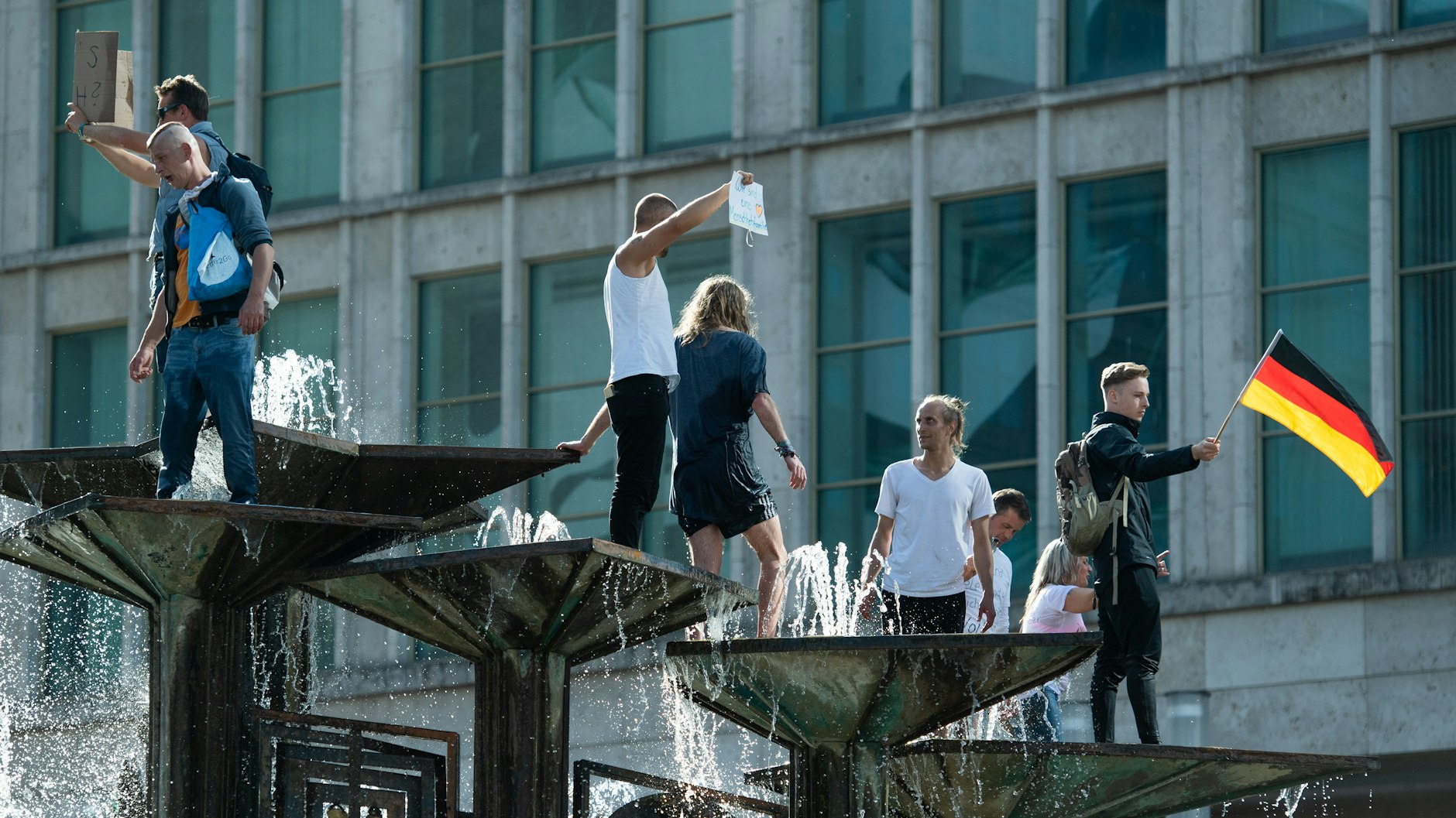 Demonstranten besetzen den „Brunnen der Völkerfreundschaft“ am Alexanderplatz.