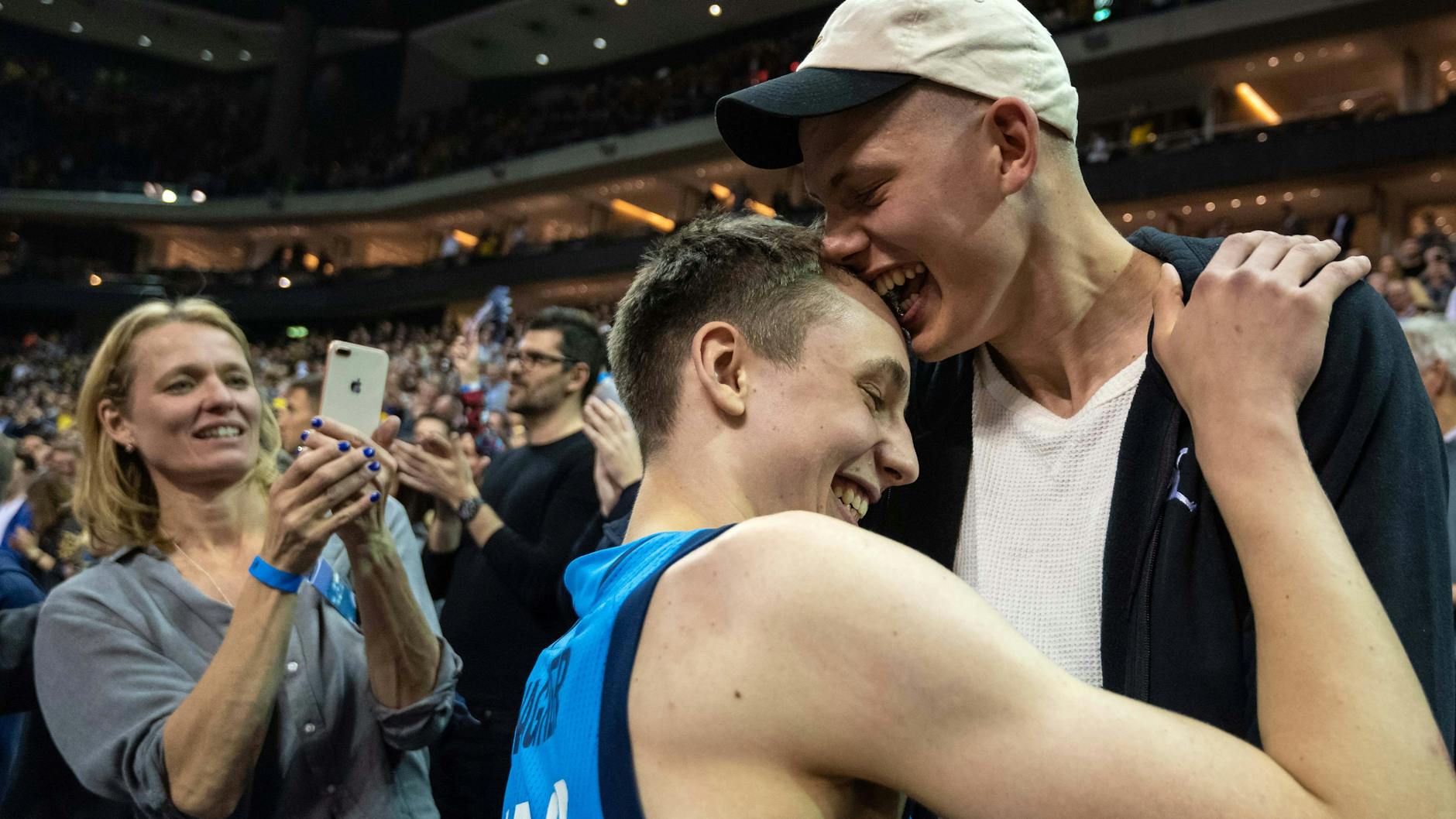 Brüderlich: Franz Wagner umarmt in Albas Arena Zuschauer Moritz Wagner nach einer Partie der Berliner Basketballer.