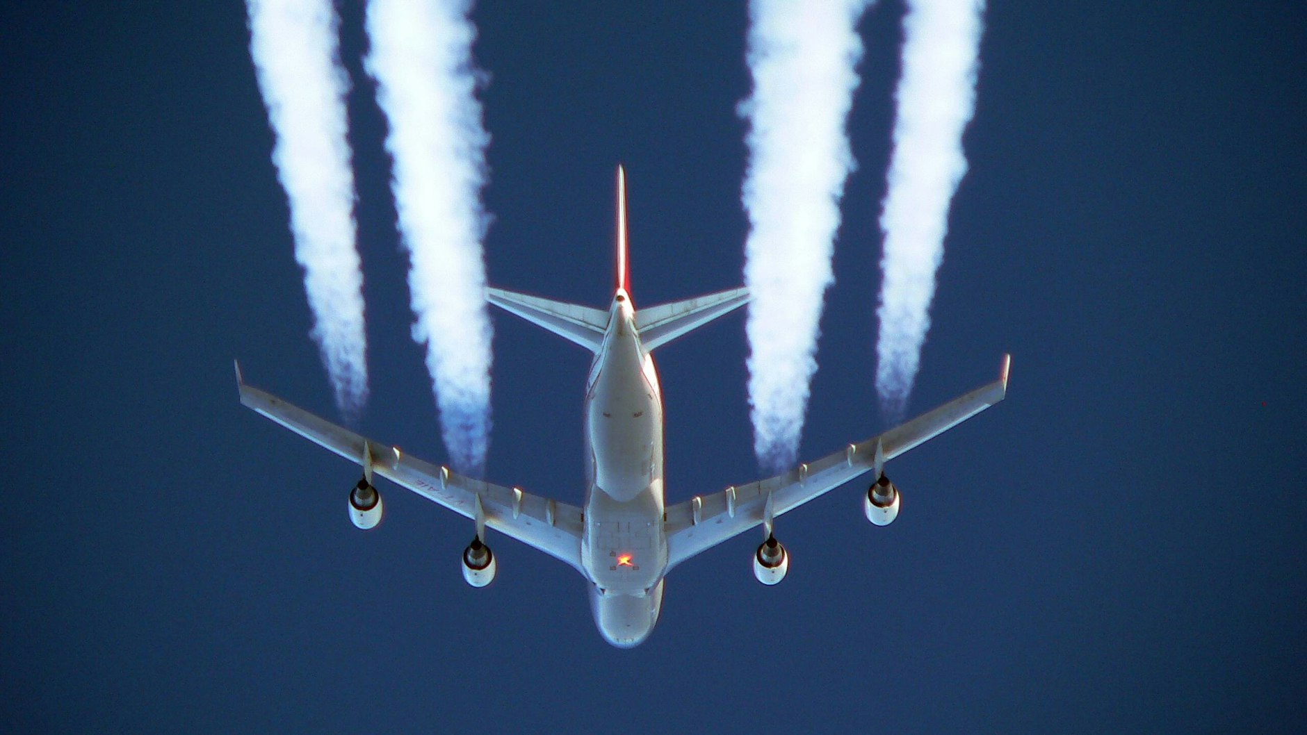 Kondensstreifen? Verschwörungsideologen sehen hier etwas ganz anderes.